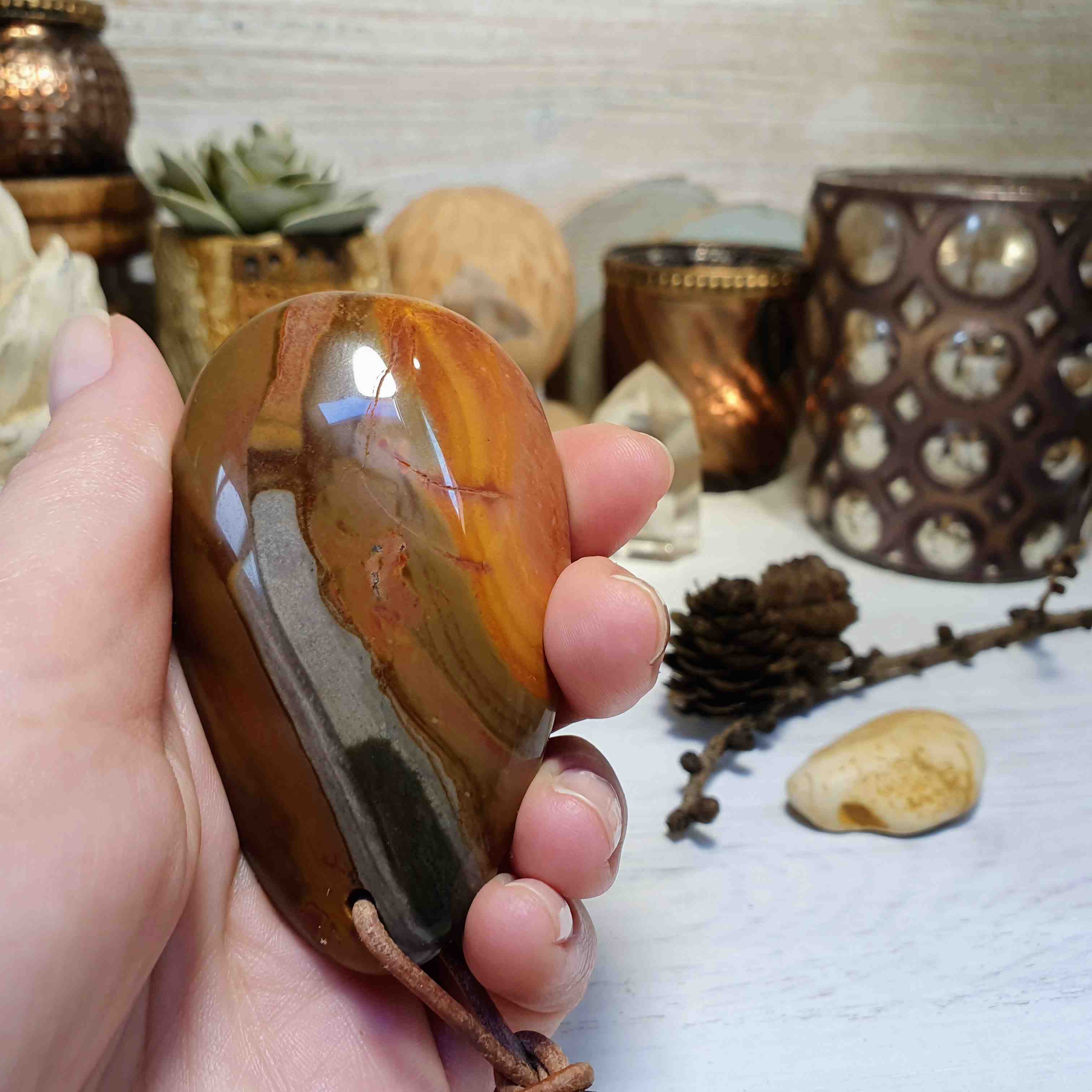 Jaspis polychrom - velká vrtaná tromlovaná hmatka z Madagaskaru Y. 113 g 