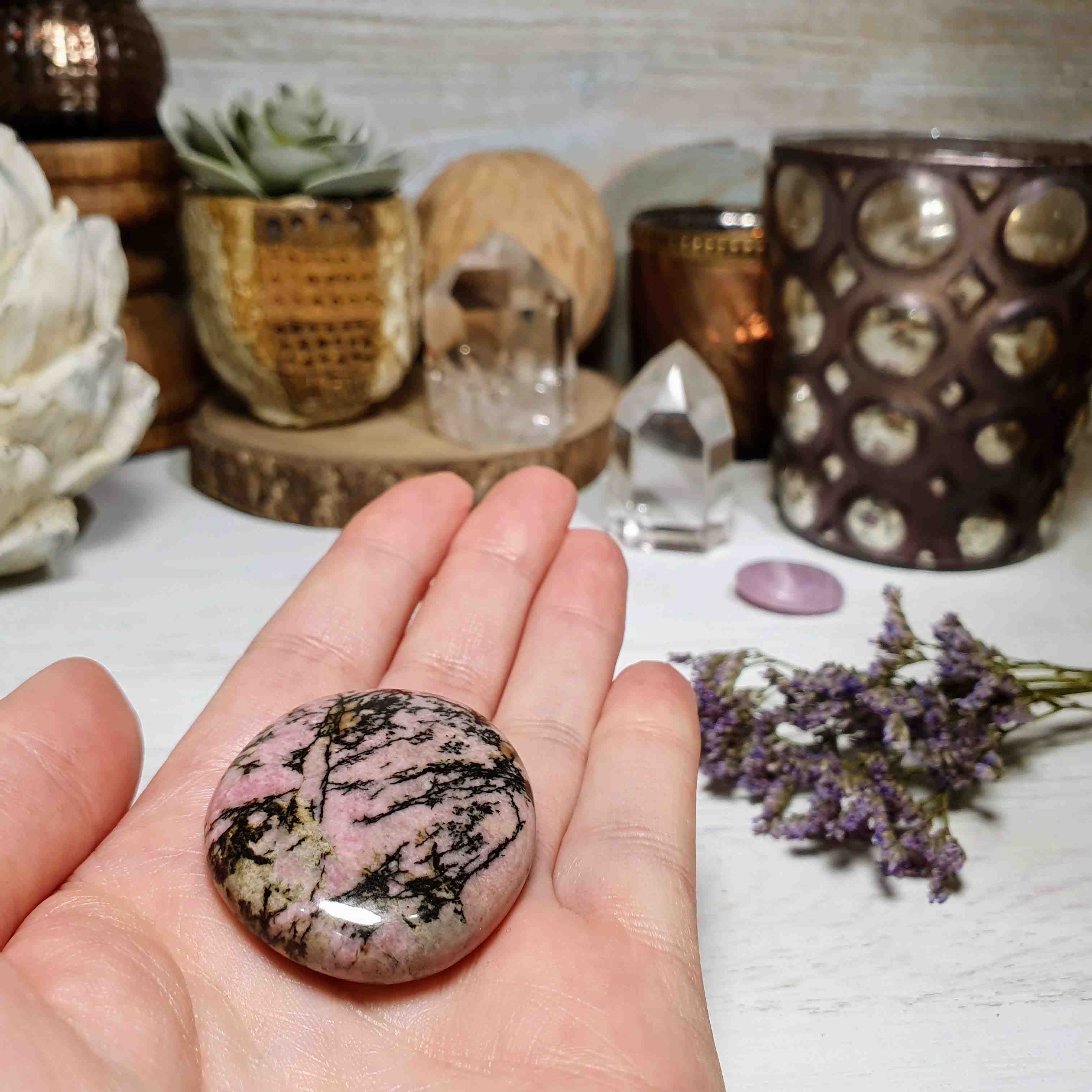 Rodonit - ručně broušená placička z Madagaskaru E. 37 g 