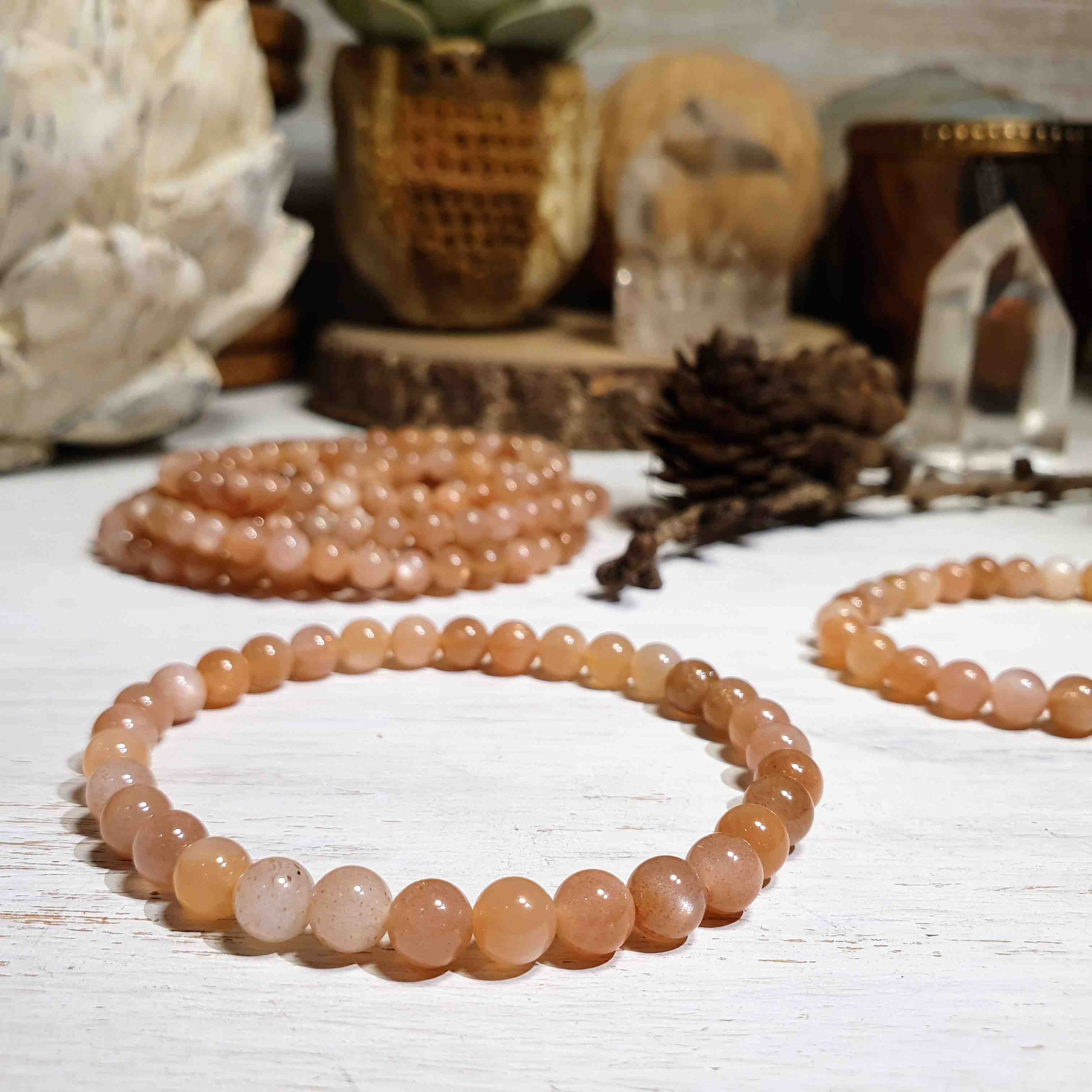 NÁRAMEK Z MINERÁLU MĚSÍČNÍ KÁMEN PASTELOVĚ MERUŇKOVĚ ZBARVENÝ 6 mm