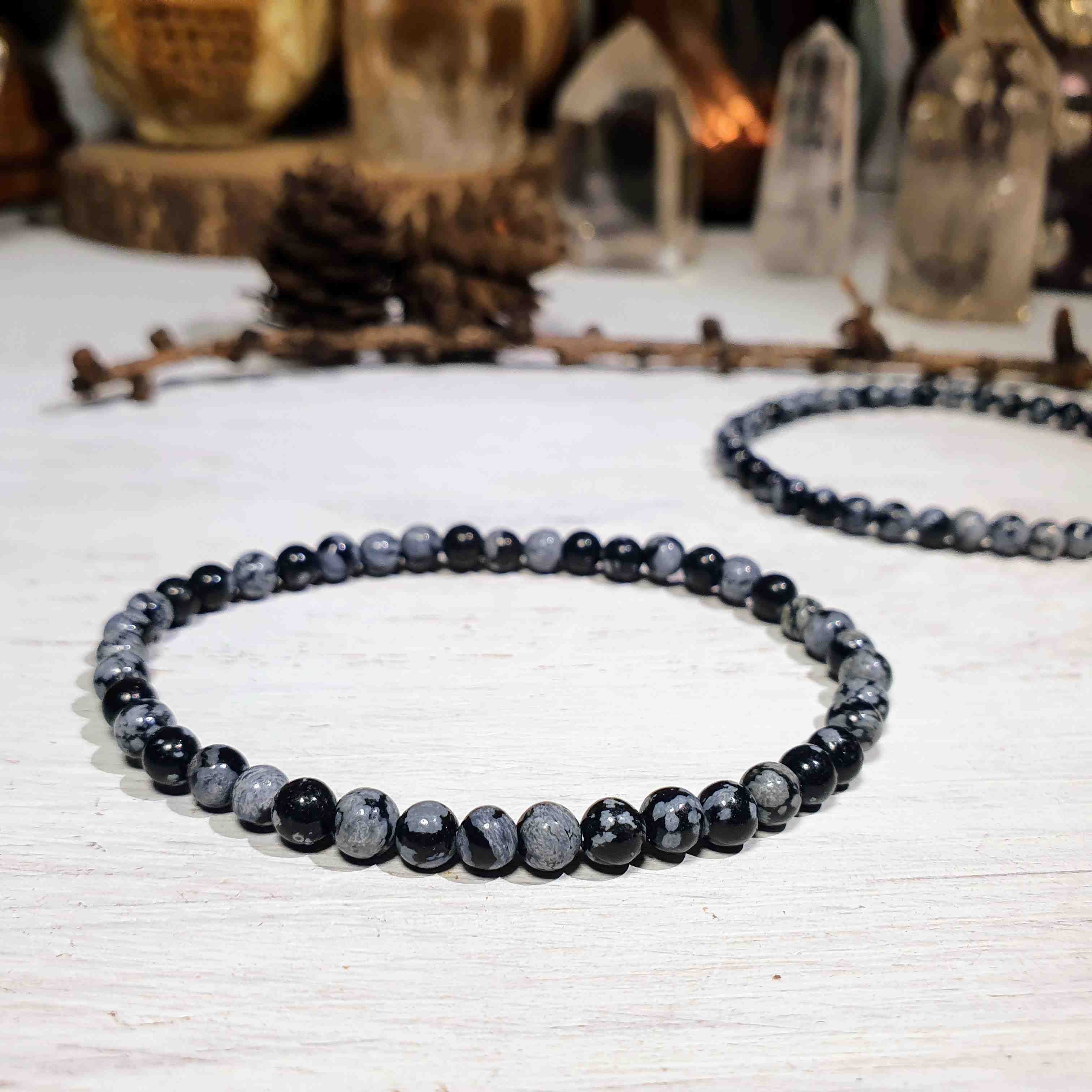 NÁRAMEK Z MINERÁLU OBSIDIÁN VLOČKOVÝ 4 mm