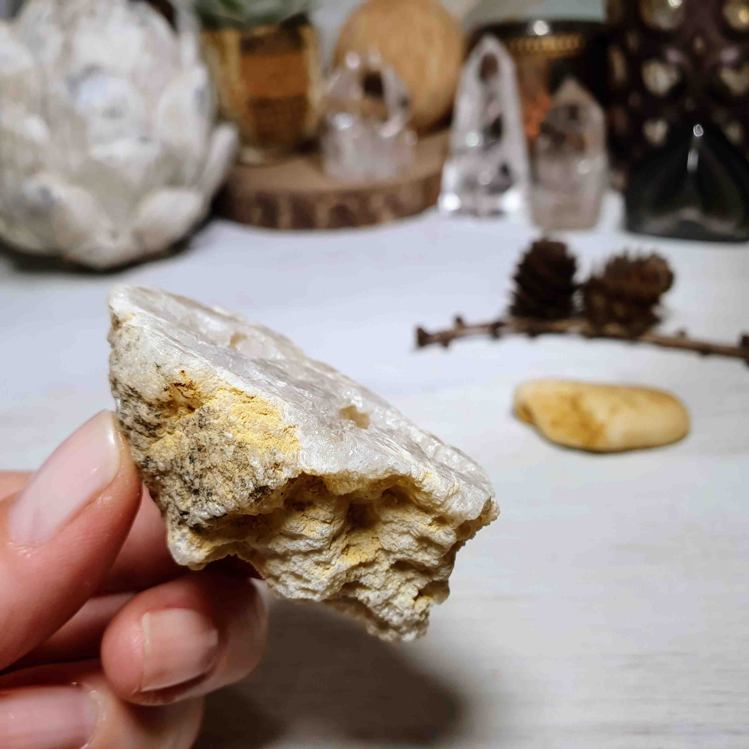 Křišťálová geoda - polovina zaleštěné přírodní geody z Maroka H. 53 g 