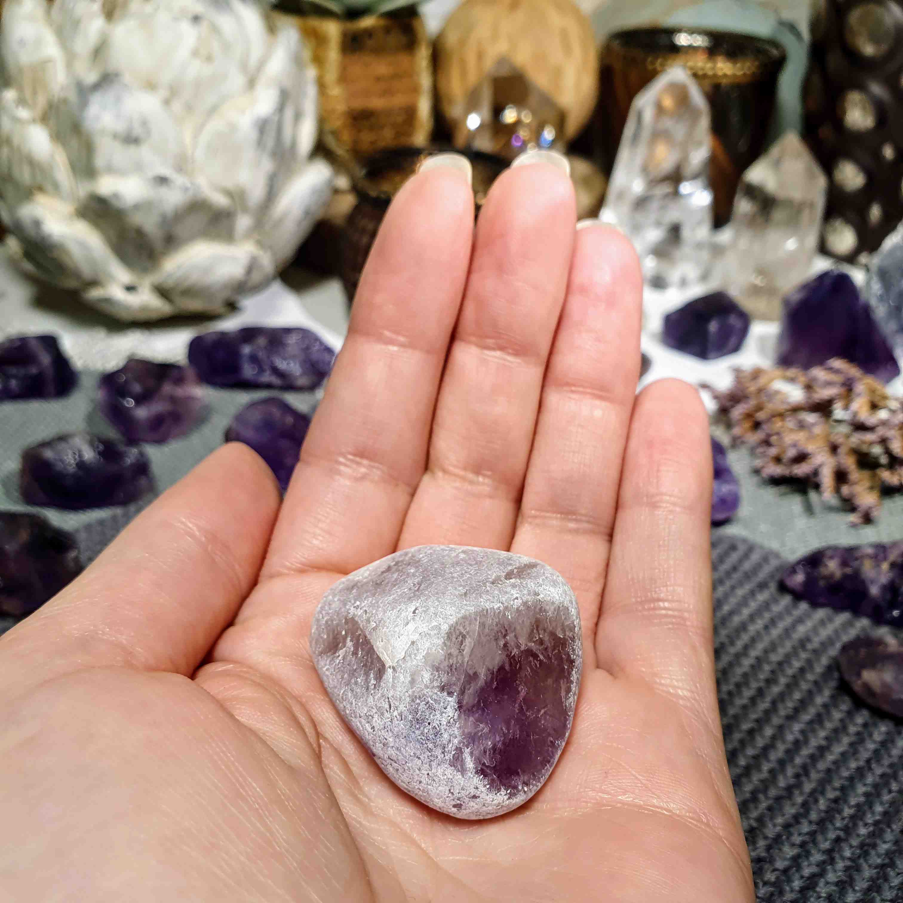 Meditační ametyst - broušený kámen s leštěným okýnkem z Brazílie D. 34 g 