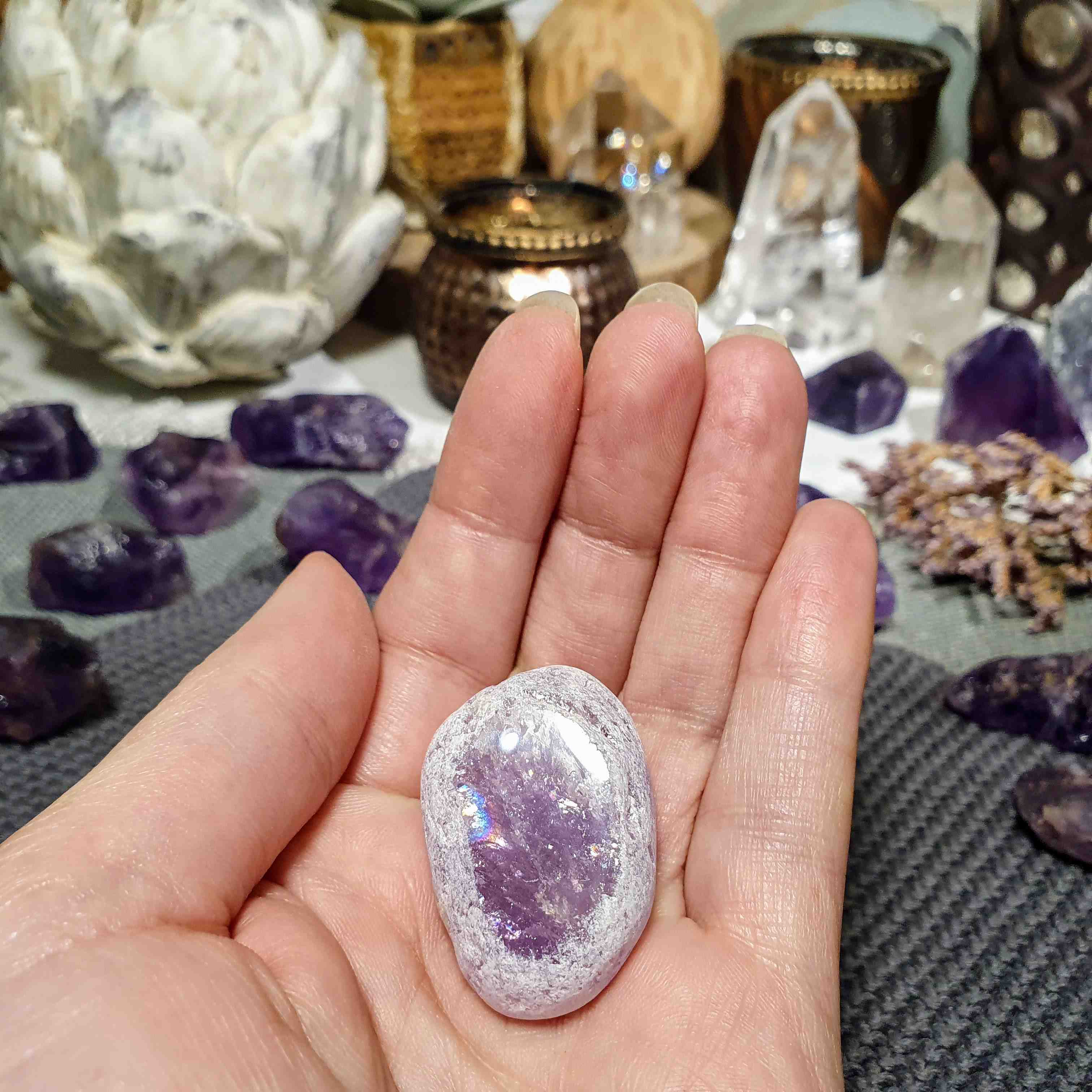 Meditační ametyst - broušený kámen s leštěným okýnkem z Brazílie F. 30 g