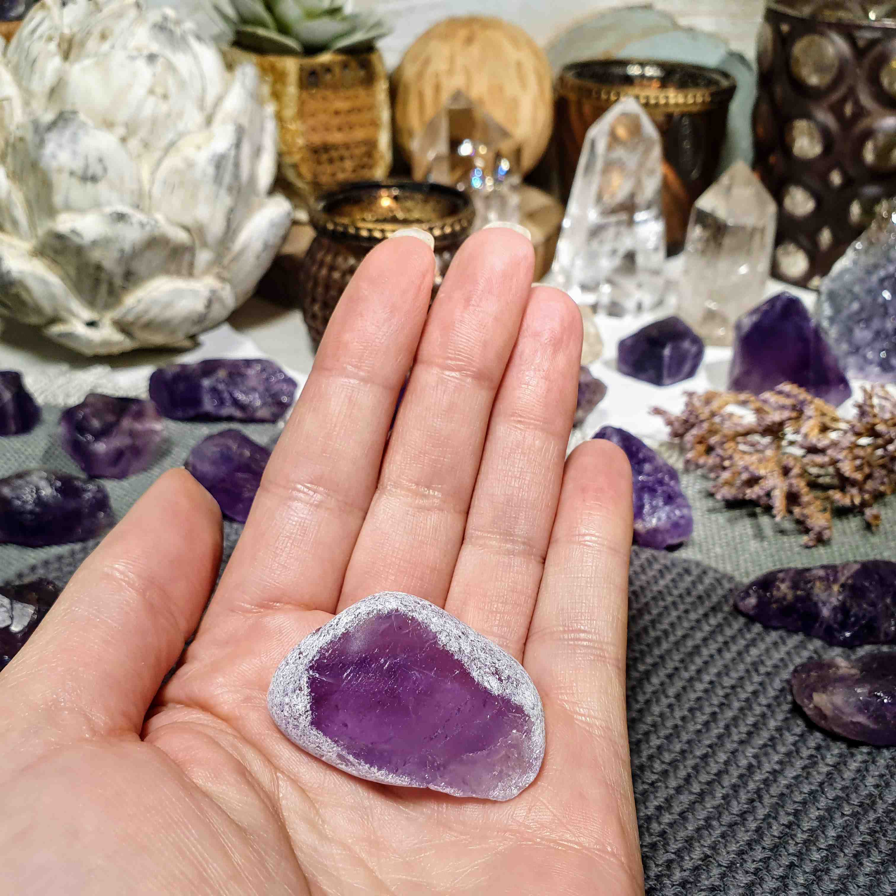 Meditační ametyst - broušený kámen s leštěným okýnkem z Brazílie H. 26 g 