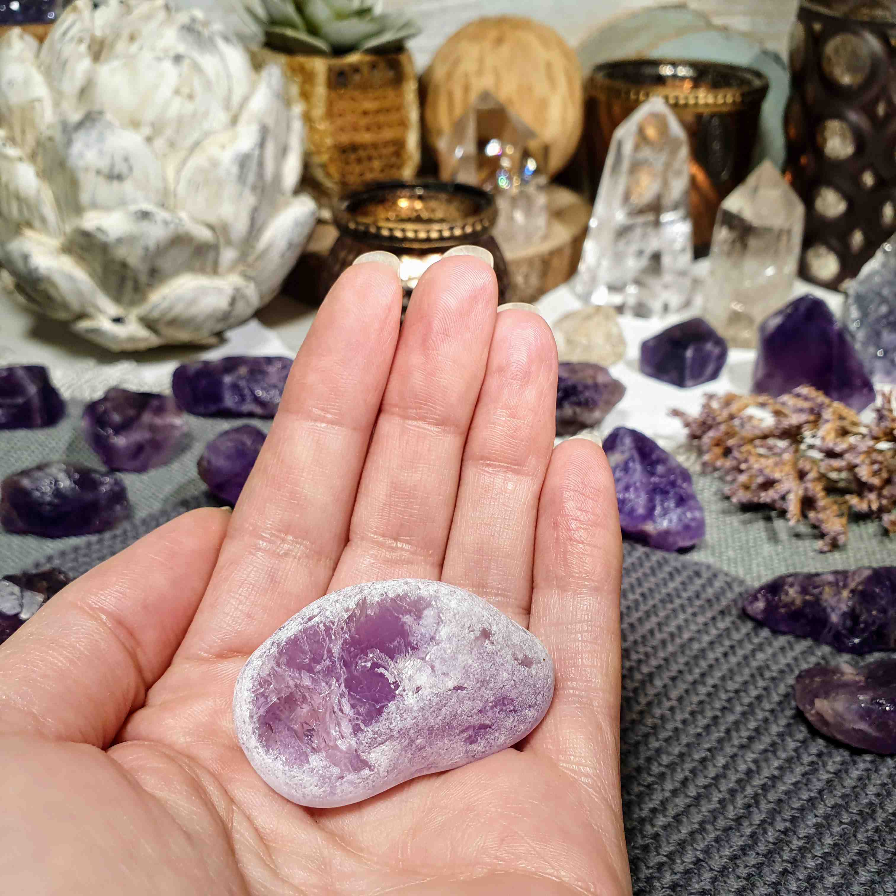 Meditační ametyst - broušený kámen s leštěným okýnkem z Brazílie J. 36 g 