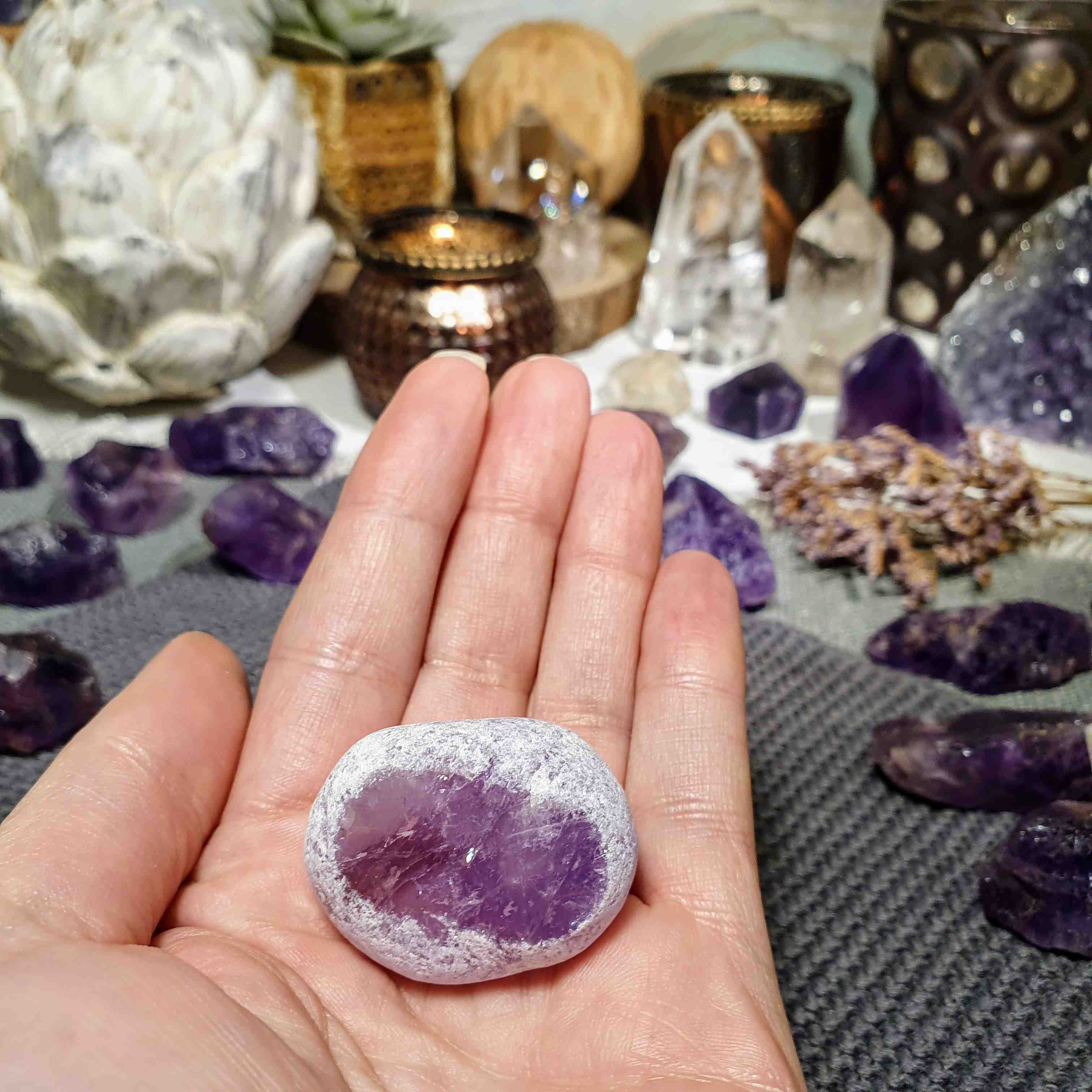 Meditační ametyst - broušený kámen s leštěným okýnkem z Brazílie M. 37 g