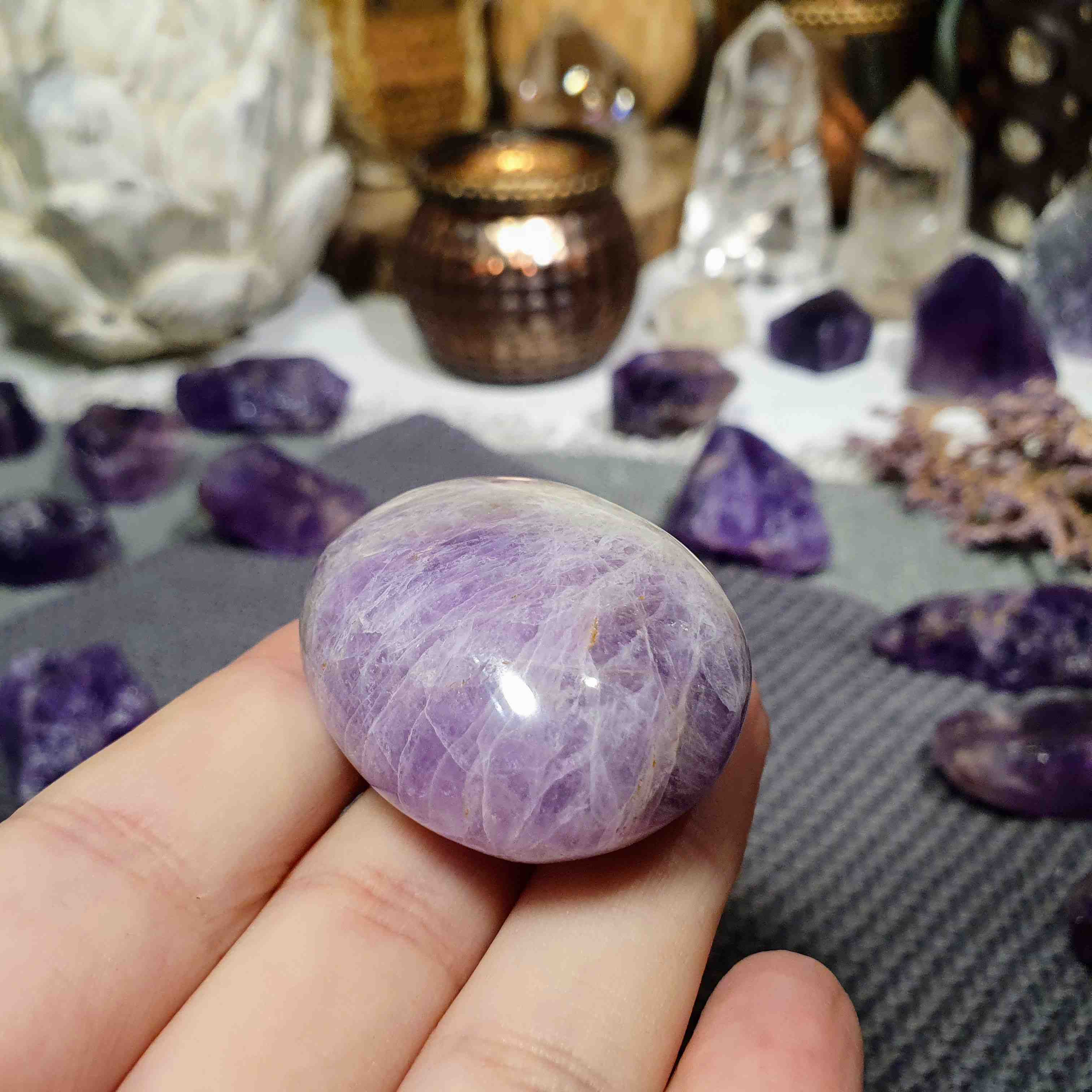 Ametyst chevron - ručně broušený kámen - hmatka z Madagaskaru C.35 g 