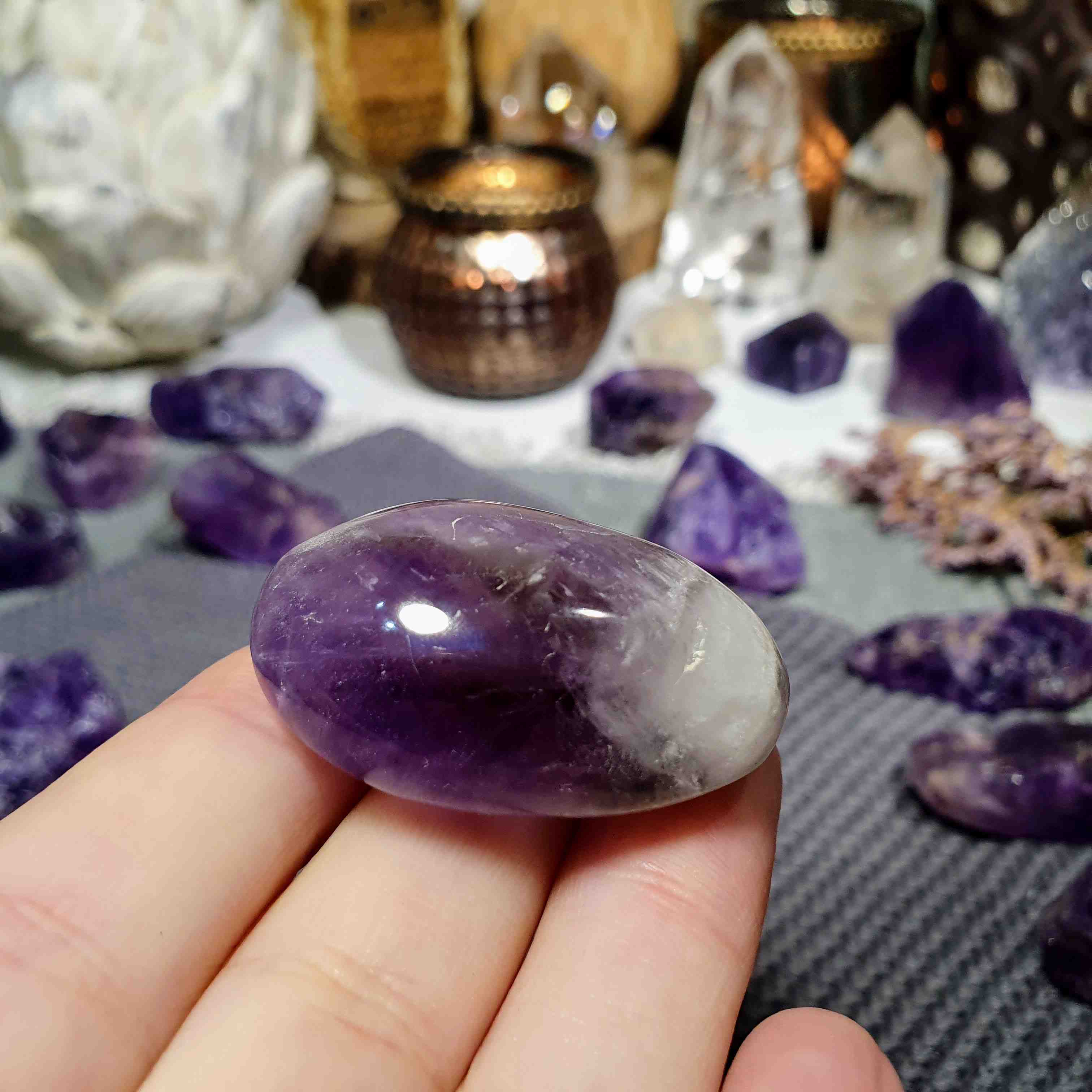 Ametyst chevron - ručně broušený kámen - hmatka z Madagaskaru D. 23 g 