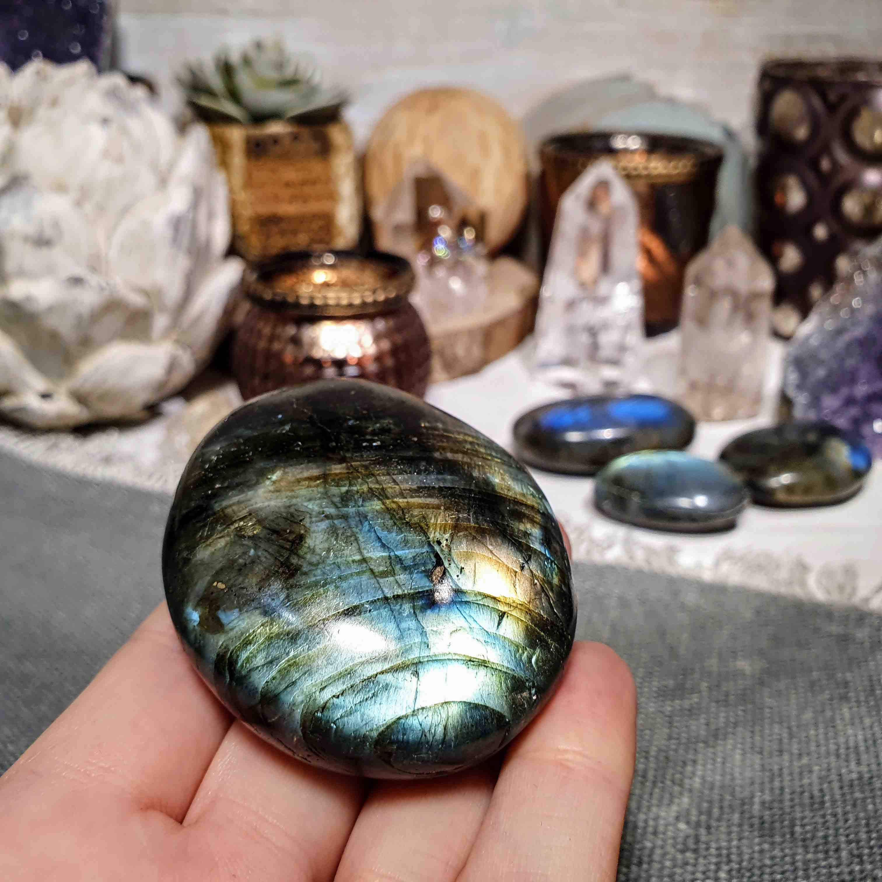 Labradorit - ručně tromlovaný kámen - oblázek z Madagaskaru D. 98 g 