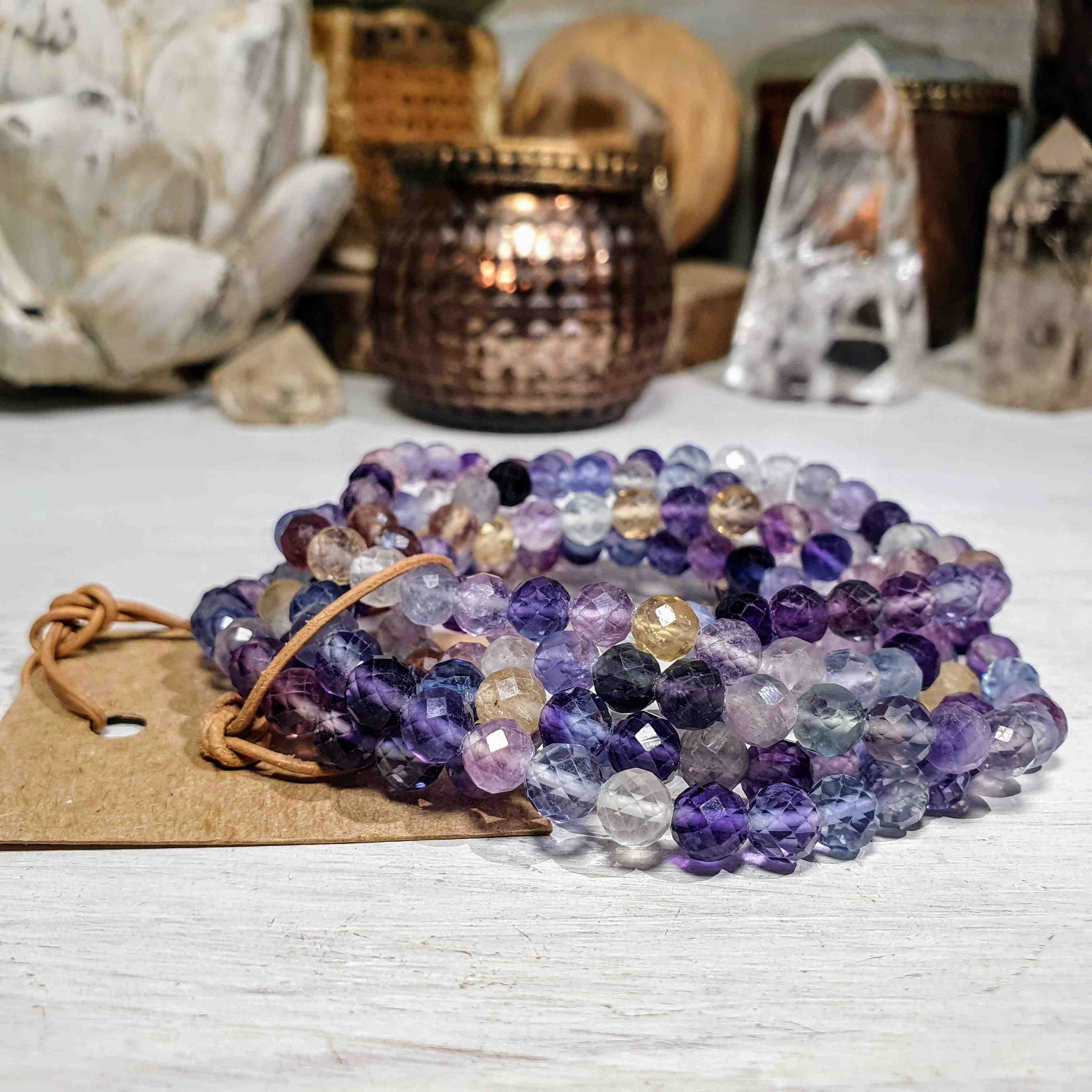 NÁRAMEK Z MINERÁLU FLUORIT DUHOVÝ FAZETOVANÝ 6 mm