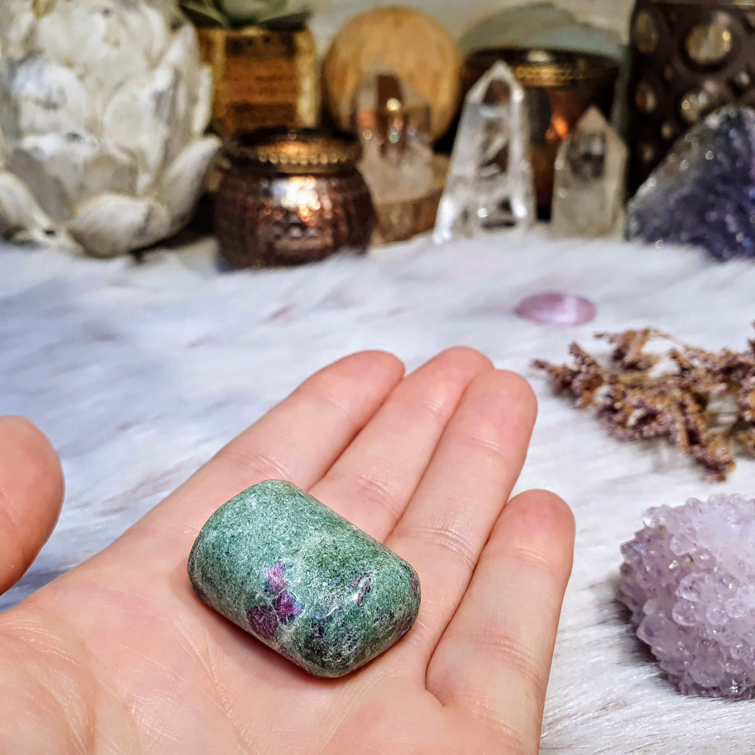 Rubín ve fuchsitu - ručně tromlovaný valounek z Indie K. 22 g 