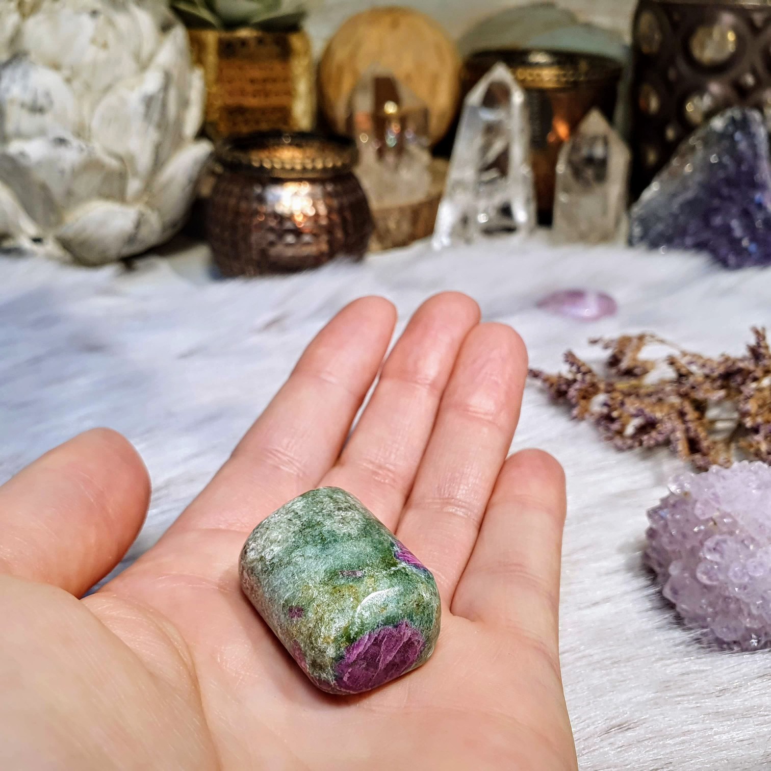 Rubín ve fuchsitu - ručně tromlovaný valounek z Indie P. 24 g 