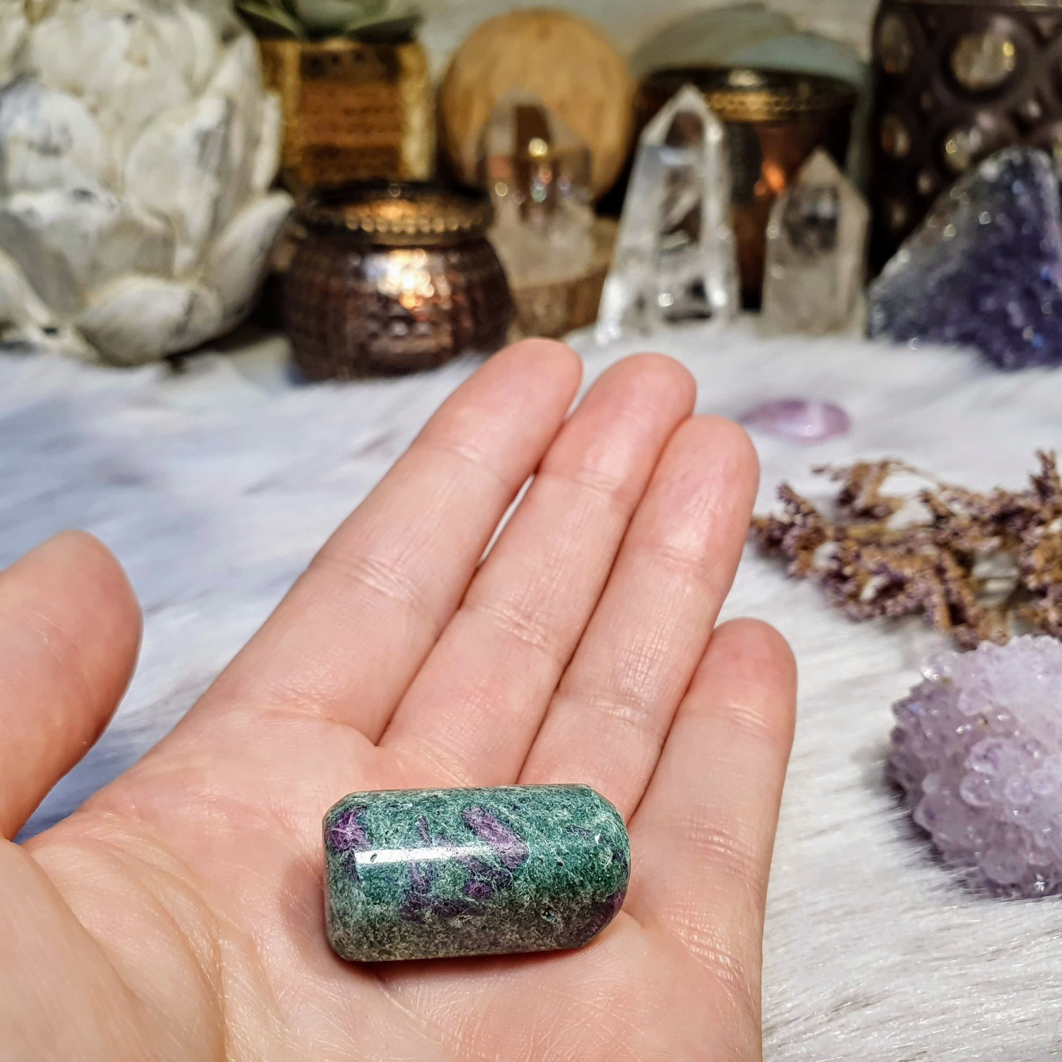 Rubín ve fuchsitu - ručně tromlovaný valounek z Indie S. 13 g 