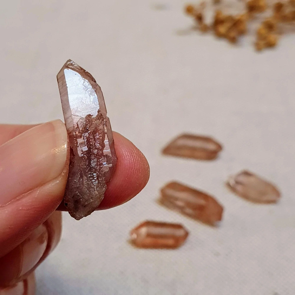 Tangerine krystaly - skupinka 5-ti unikátních surových mistrovských krystalů v extra kvalitě z Brazílie X. 10 g ~ Oboustranně ukončené krystaly + Elestial + Samoléčitel + Strážci záznamů 