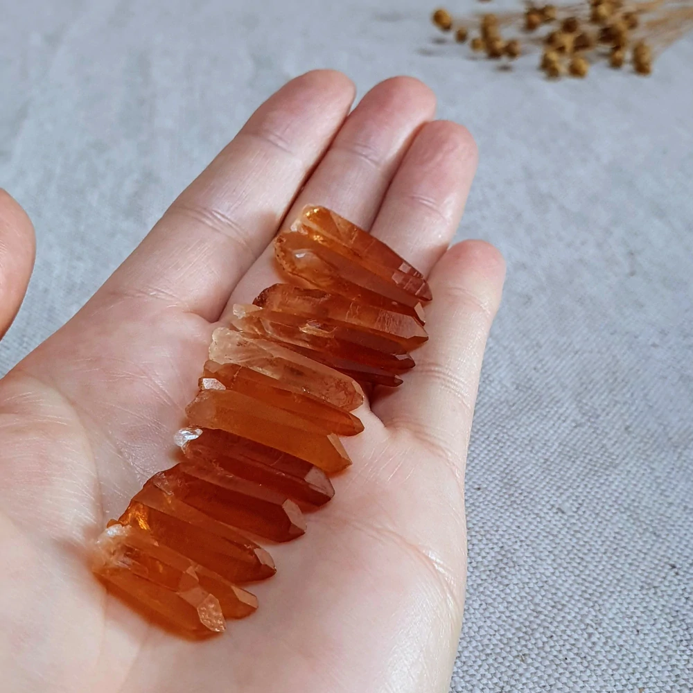 Tangerine krystaly - skupinka 13-cti unikátních výběrových surových mistrovských krystalů v extra kvalitě z Brazílie Y. 19 g ~ 12×Laser krystaly + 1×krystal delfín 