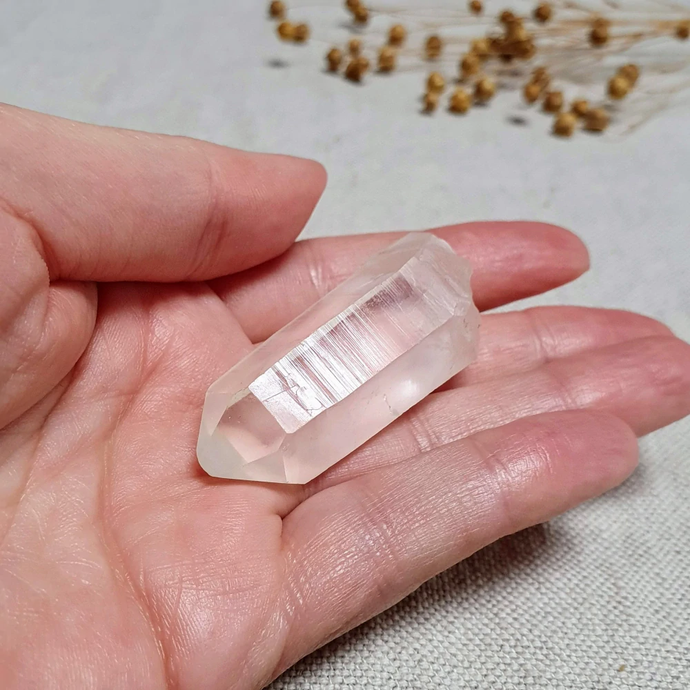 Křišťál - surový mistrovský krystal se sametově matným povrchem ~ mimořádný kus v extra kvalitě z Brazílie K4. 29 g ~ Laserová hůlka + Spojovatelé času