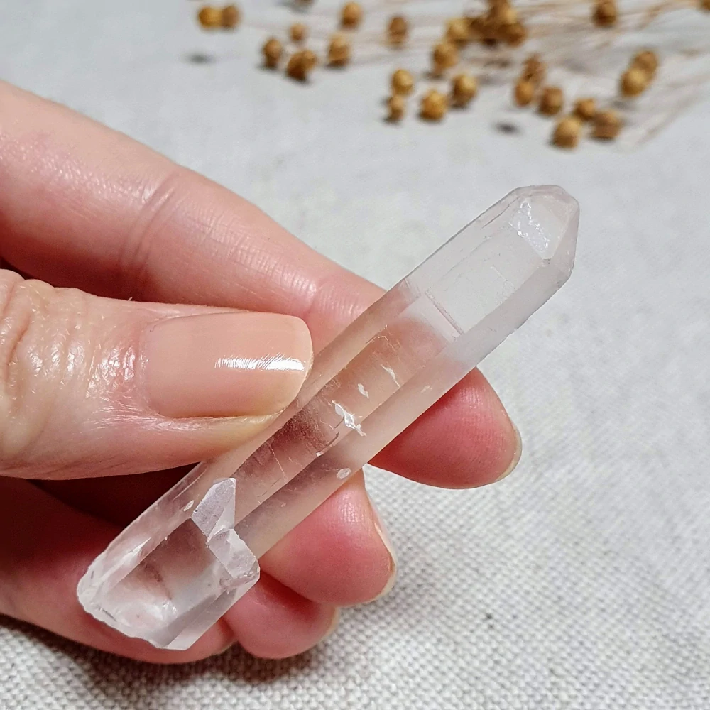 Křišťál - surový mistrovský krystal se sametově matným povrchem ~ mimořádný kus v extra kvalitě z Brazílie L1. 18 g ~ Laserová hůlka + inkluze sagenitu + Delfín "trojče"