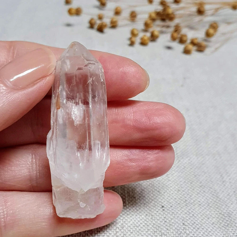 Křišťál - surový mistrovský krystal se sametově matným povrchem ~ mimořádný kus v extra kvalitě z Brazílie L2. 26 g ~ Elestial + inkluze hematitu + Dévický chrám