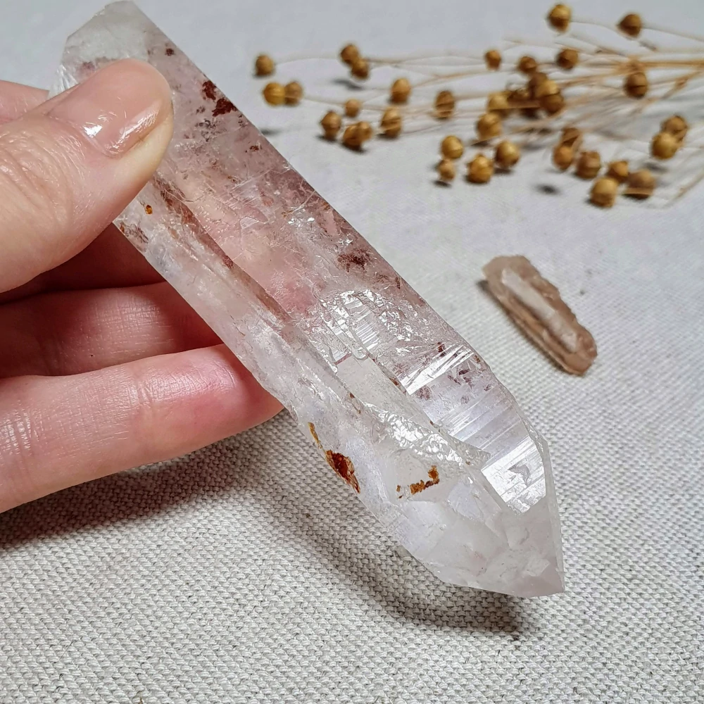 Křišťál - surový mistrovský krystal v extra kvalitě z Brazílie V1. 100 g 11,5 cm ~ Zvonící krystal a malý krystalek na zvonění + Inkluze hematitu + Tantrická dvojice 