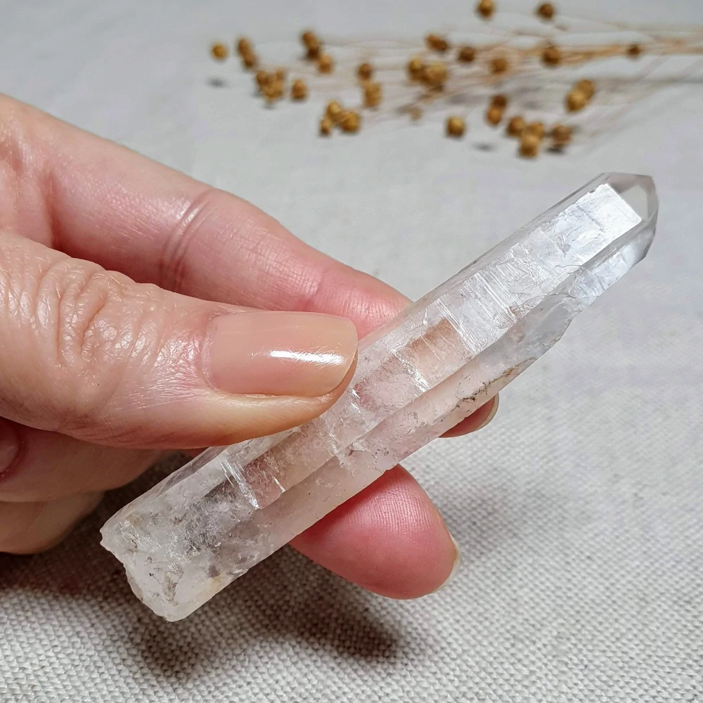 Křišťál - surový mistrovský krystal v extra kvalitě z Brazílie T3. 28 g ~ Laserová hůlka + Inkluze hematitu
