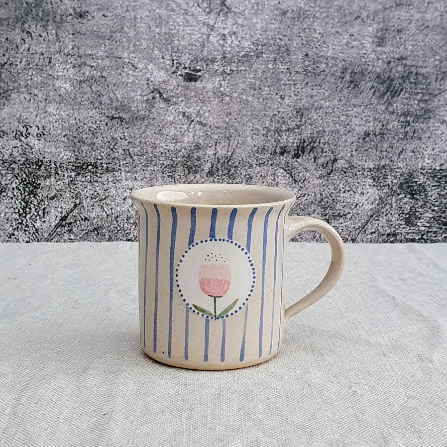 Malovaný keramický hrnek s květinou a s pruhy 200 ml