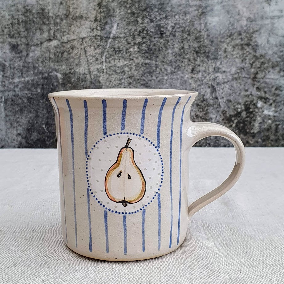 Malovaný keramický hrnek s hruškou a s pruhy 350 ml 