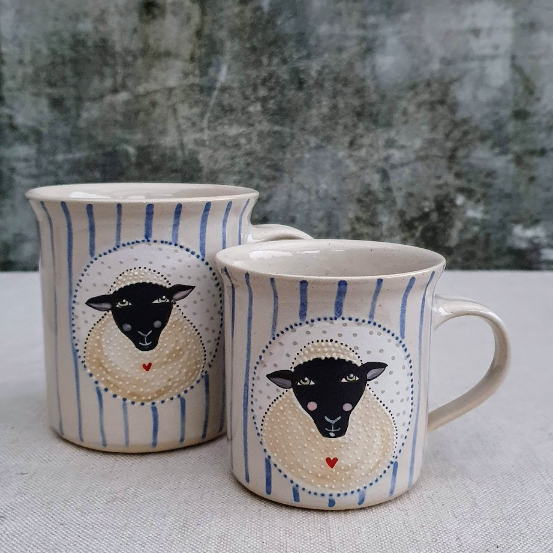 Malovaný keramický hrnek s ovečkou a s pruhy 200 ml 