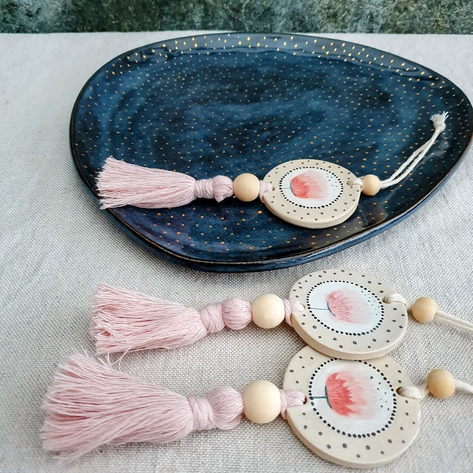 Malovaná keramická mandala se střapcem