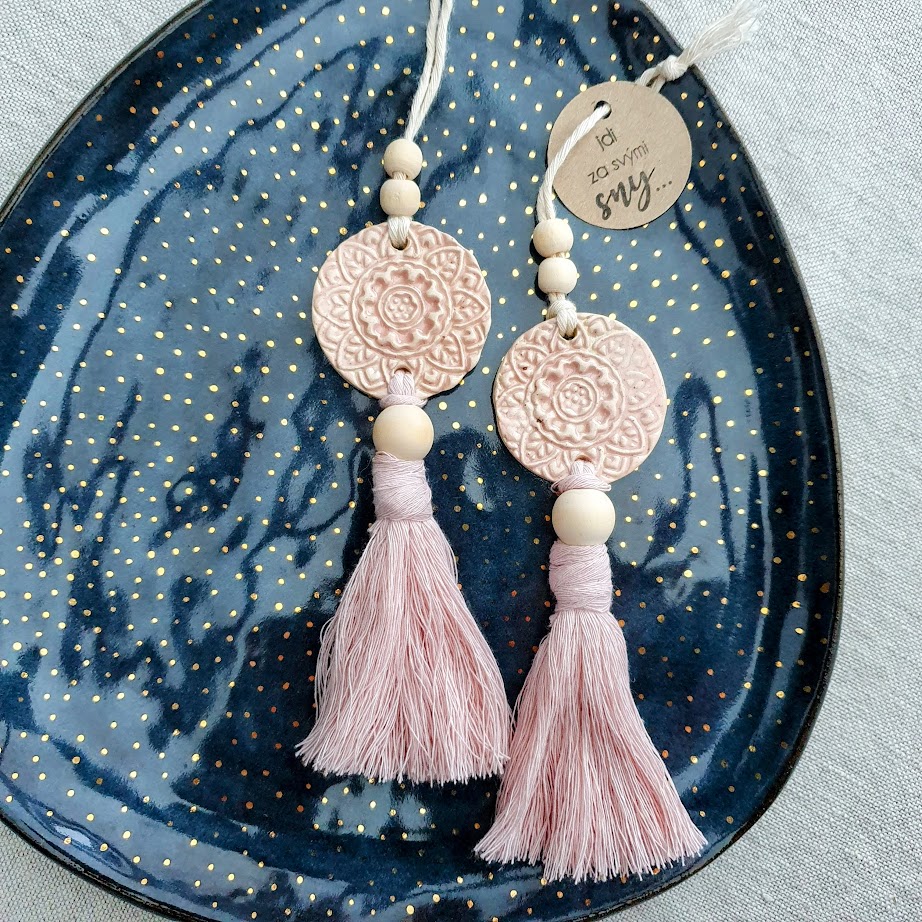 Malovaná keramická mandala se střapcem