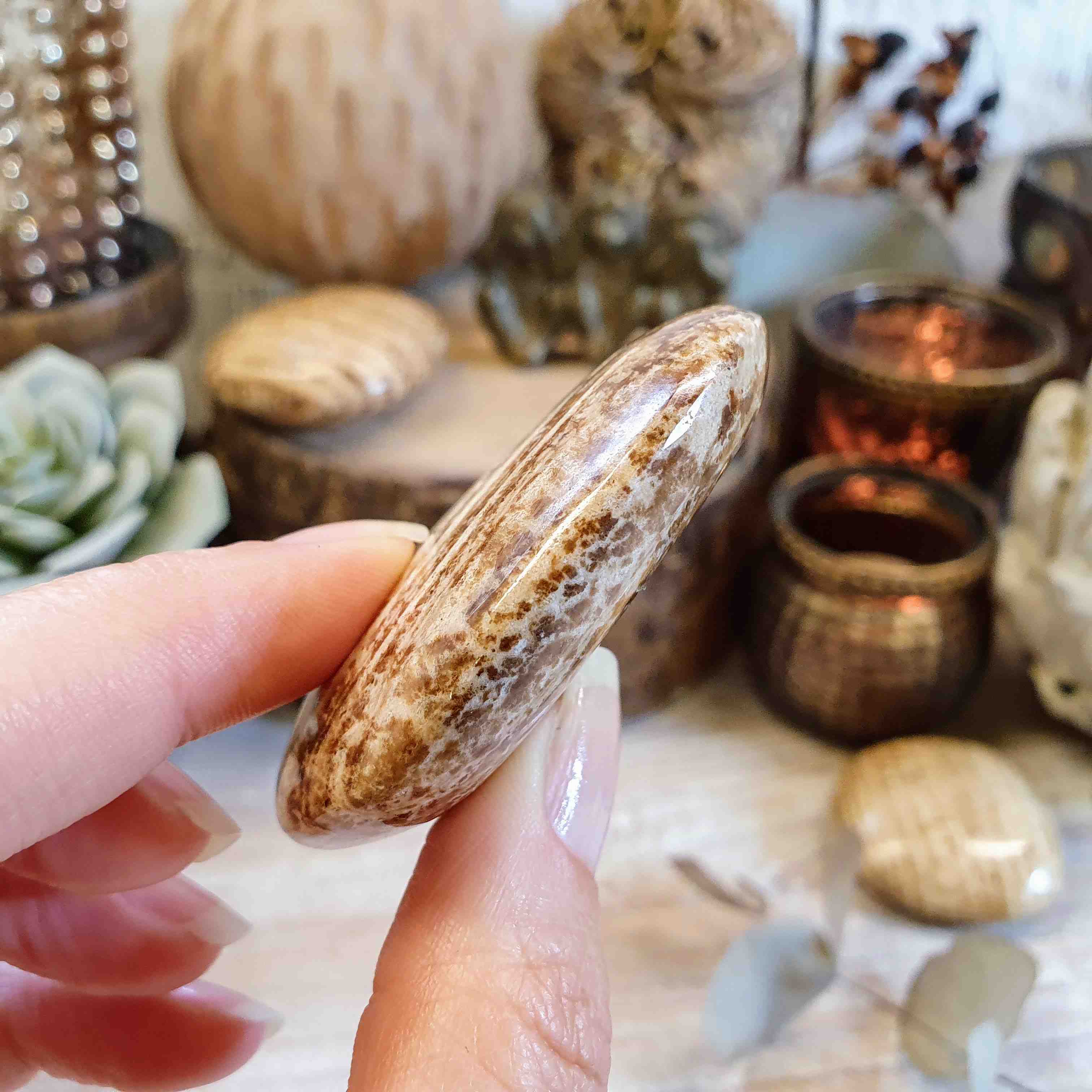 Aragonit hnědý - ručně leštěný kámen z Peru A. 76 g 