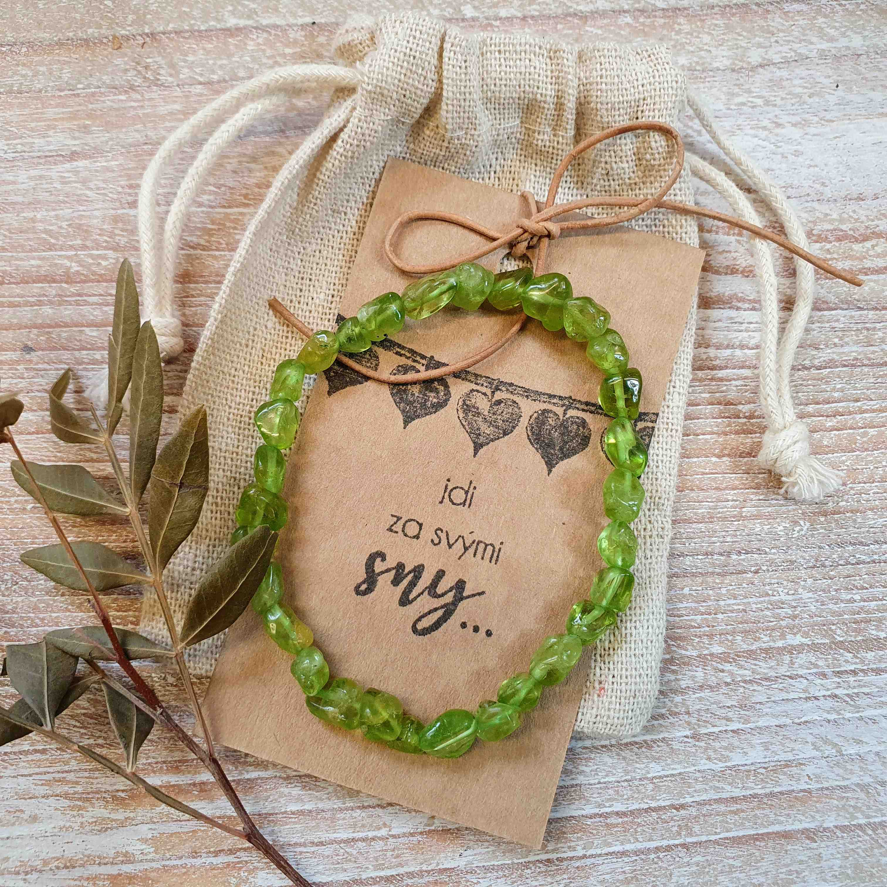 NÁRAMEK Z MINERÁLU OLIVÍN - TROMLOVANÝ KAMÍNEK 