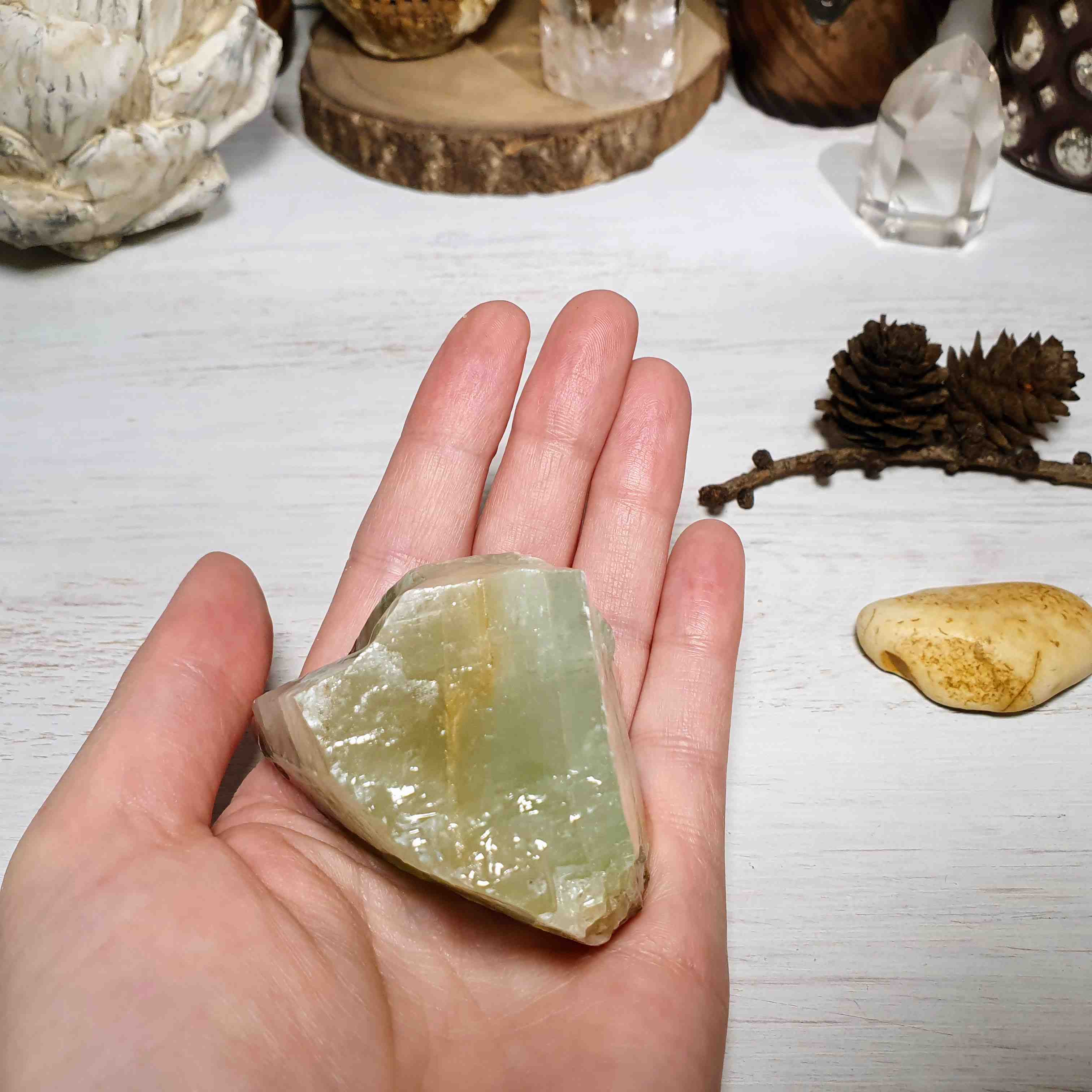Smaragdově zelený kalcit - surový krystal z Mexika A. 153 g