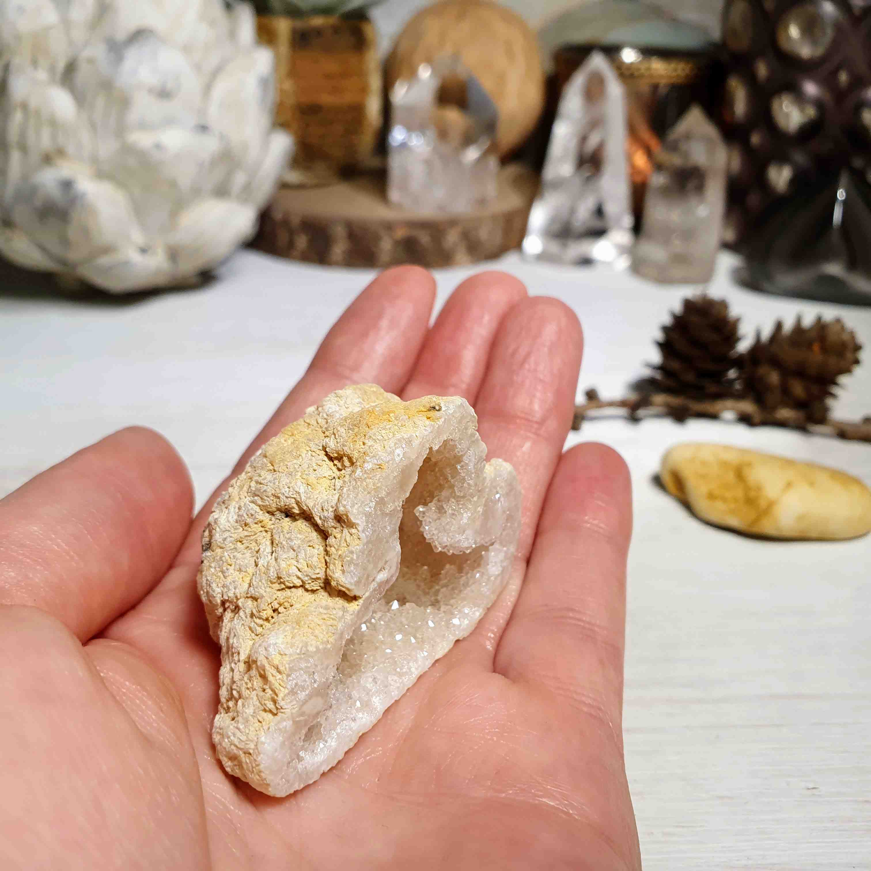 Křišťálová geoda - polovina zaleštěné přírodní geody z Maroka G. 33 g 