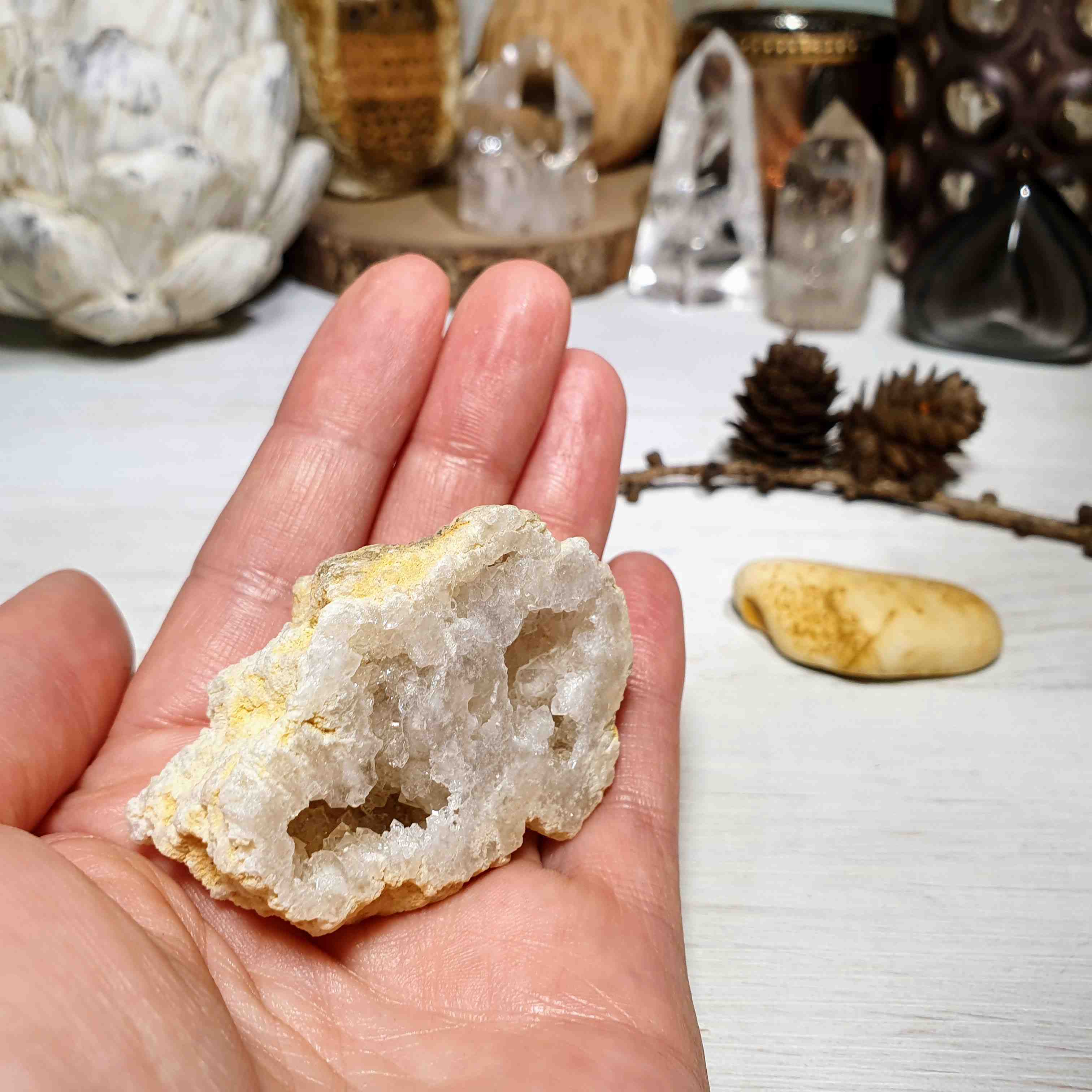 Křišťálová geoda - polovina zaleštěné přírodní geody z Maroka H. 53 g 
