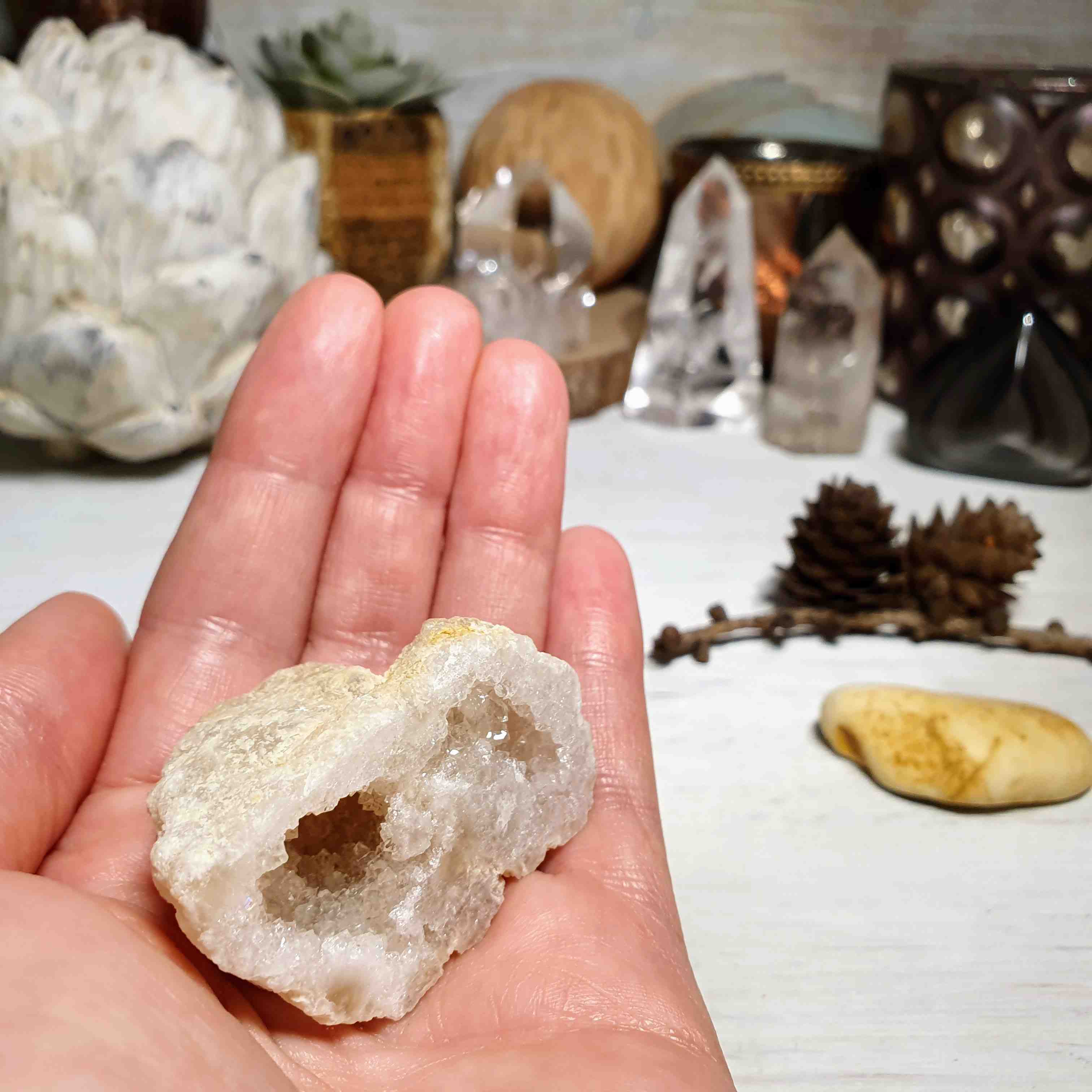 Křišťálová geoda - polovina zaleštěné přírodní geody z Maroka J. 40 g  