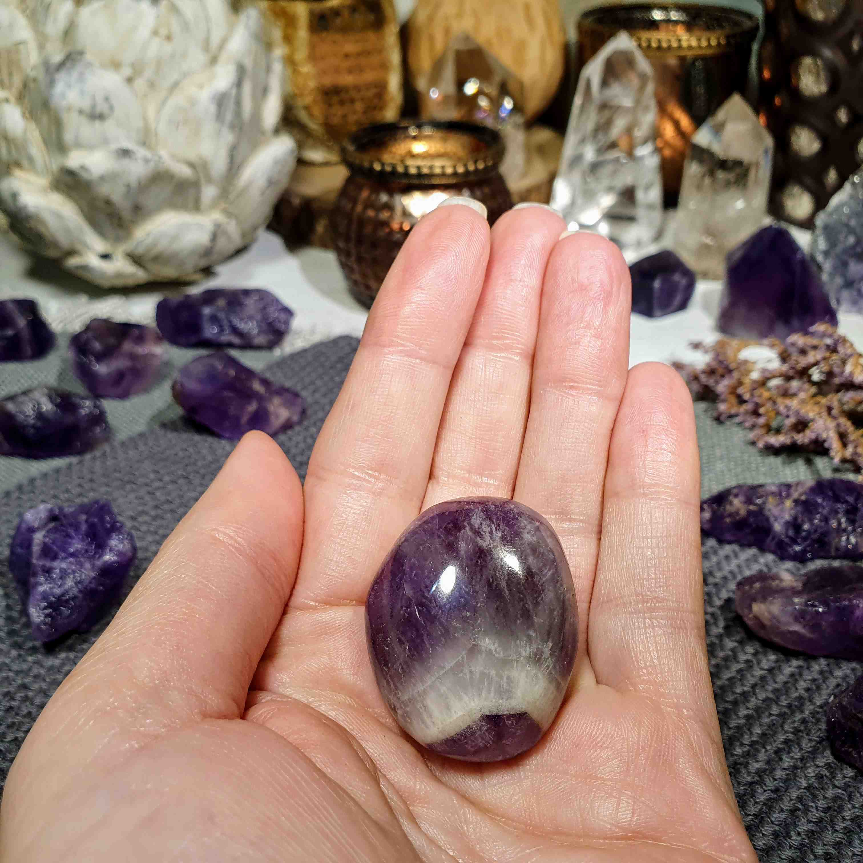 Ametyst chevron - ručně broušený kámen - hmatka z Madagaskaru I. 33 g 