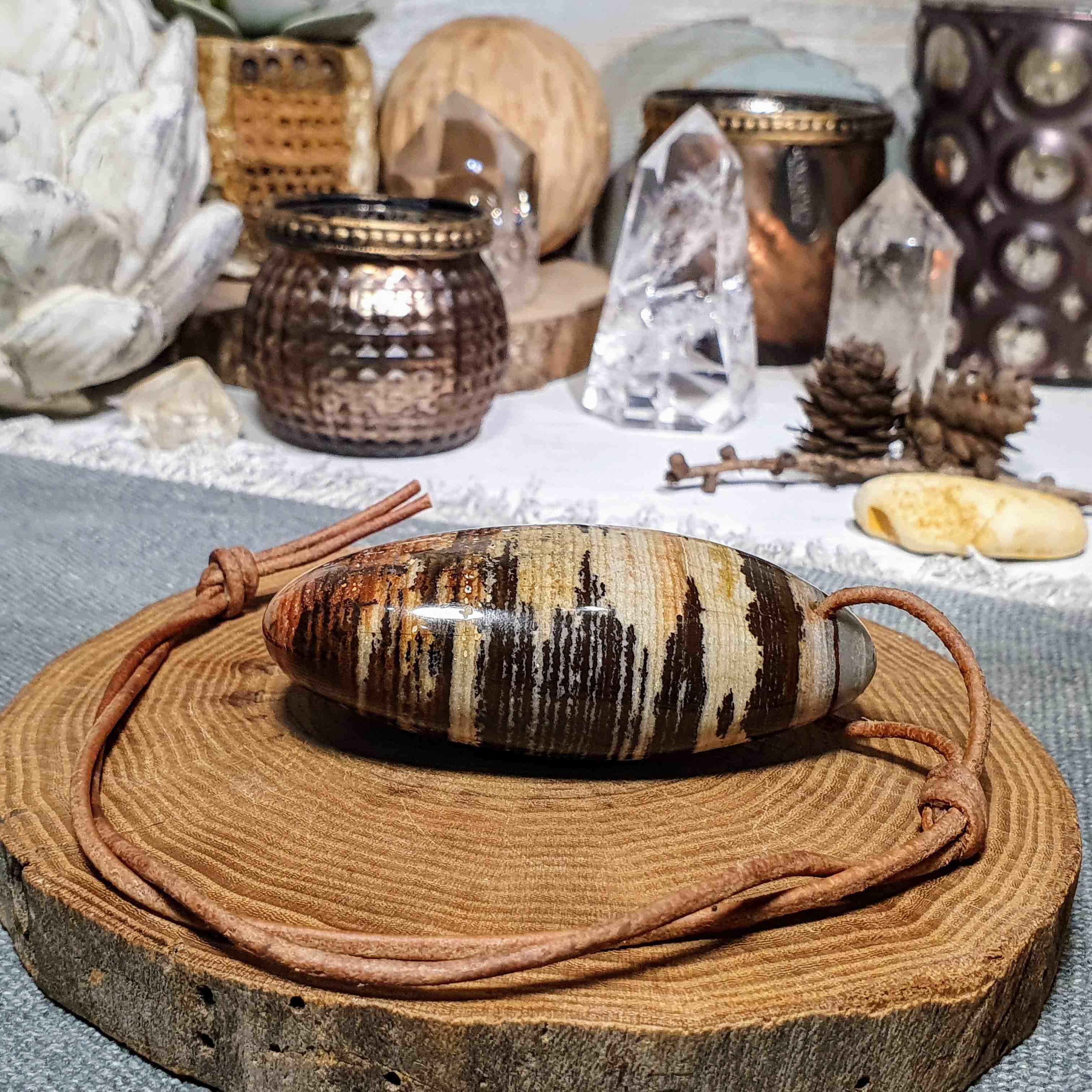 Jaspis zebra - velká vrtaná tromlovaná hmatka z Jihoafrické republiky D. 125 g 