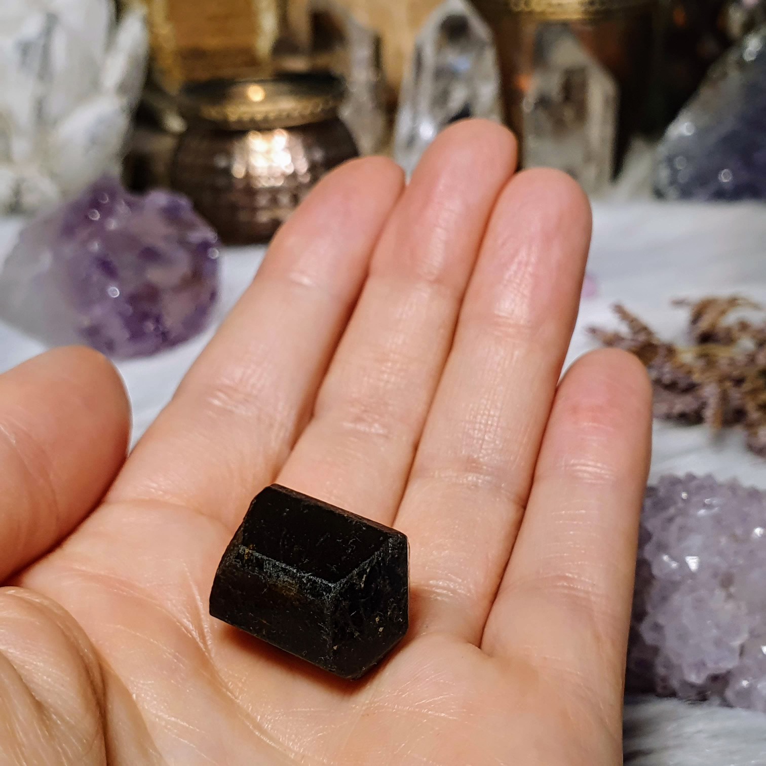 Turmalín hnědý dravit - ukončený krystal z Nepálu E. 11 g