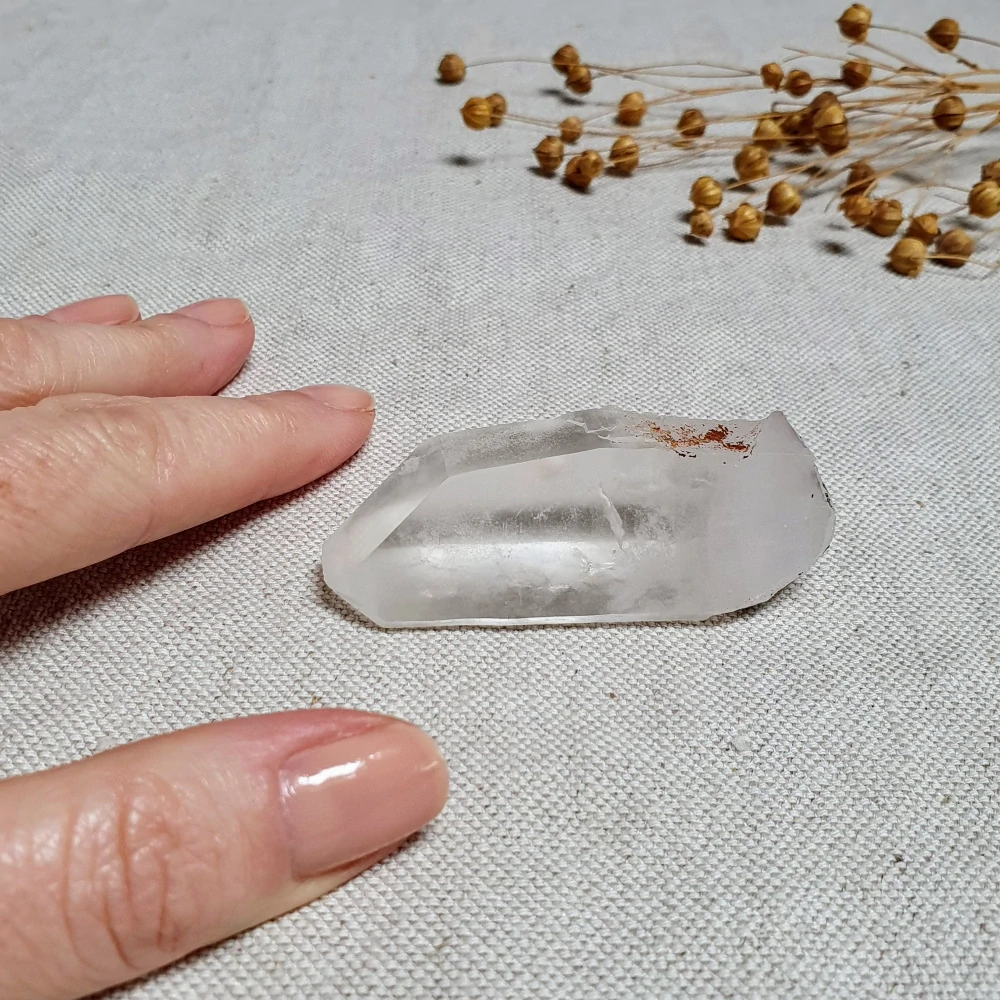 Křišťál - surový mistrovský krystal se sametově matným povrchem ~ mimořádný kus v extra kvalitě z Brazílie J4. 58 g ~ Samoléčitel + inkluze hematitu