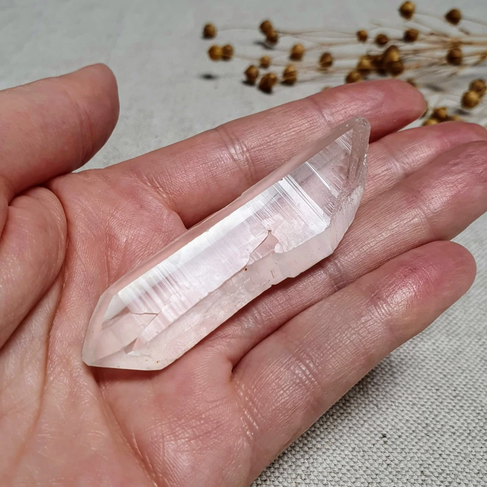 Křišťál - surový mistrovský krystal - hůlka se sametově matným povrchem ~ mimořádný kus v extra kvalitě z Brazílie K2. 33 g ~ Strážci záznamů + Katedrála 