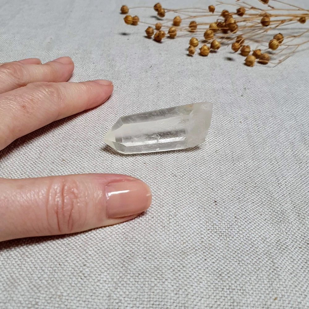 Křišťál - surový mistrovský krystal se sametově matným povrchem ~ mimořádný kus v extra kvalitě z Brazílie K4. 29 g ~ Laserová hůlka + Spojovatelé času
