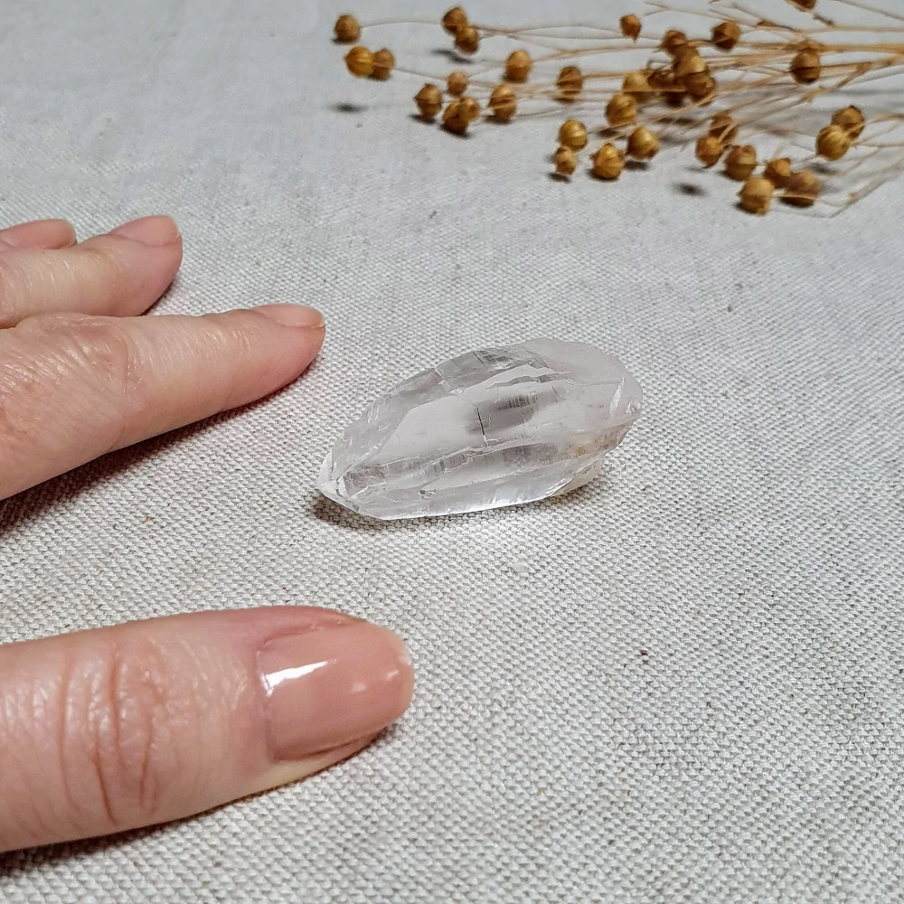 Křišťál - surový mistrovský krystal se sametově matným povrchem ~ mimořádný kus v extra kvalitě z Brazílie K5. 24 g ~ Katedrála světelná knihovna + inkluze hematitu + Duha