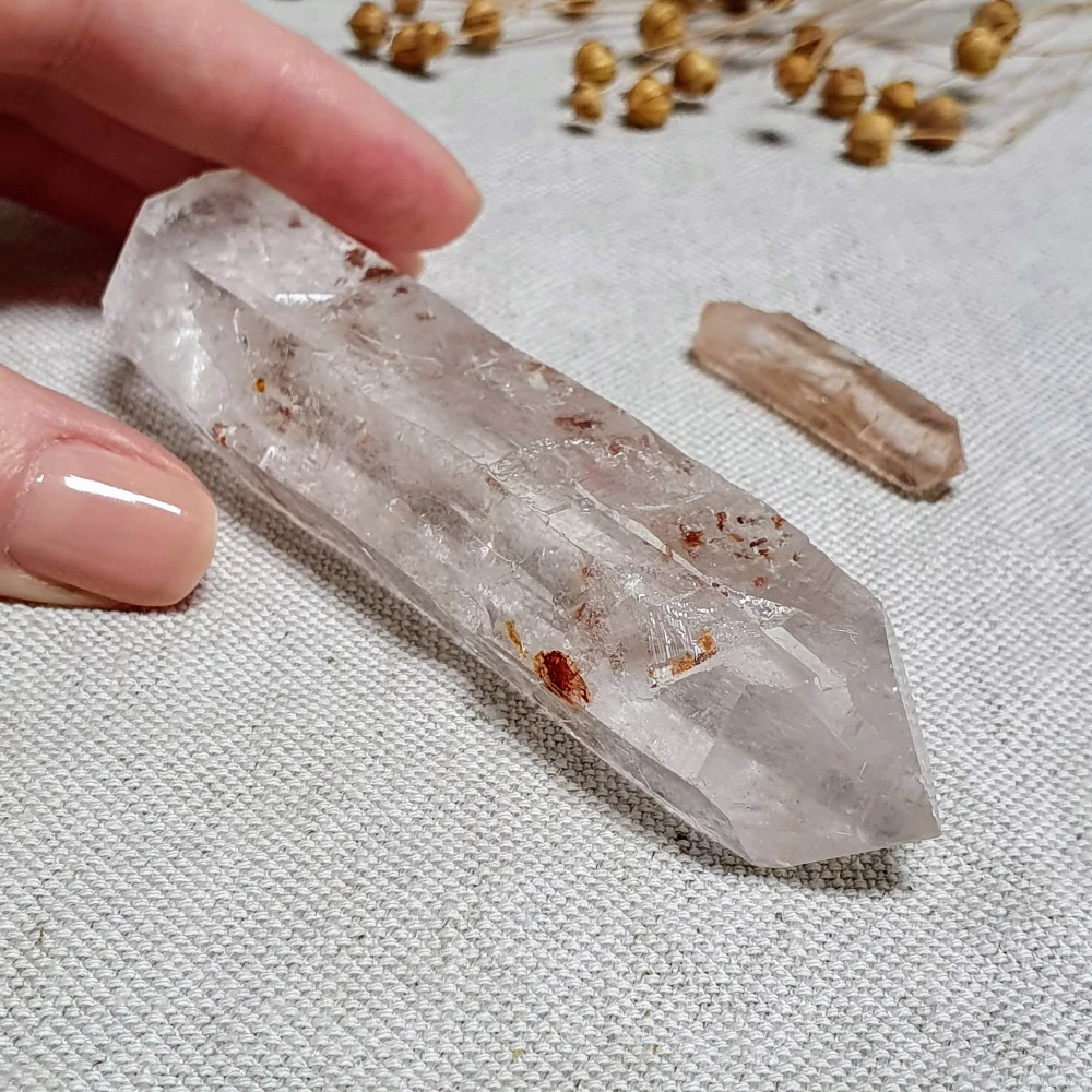 Křišťál - surový mistrovský krystal v extra kvalitě z Brazílie V1. 100 g 11,5 cm ~ Zvonící krystal a malý krystalek na zvonění + Inkluze hematitu + Tantrická dvojice 