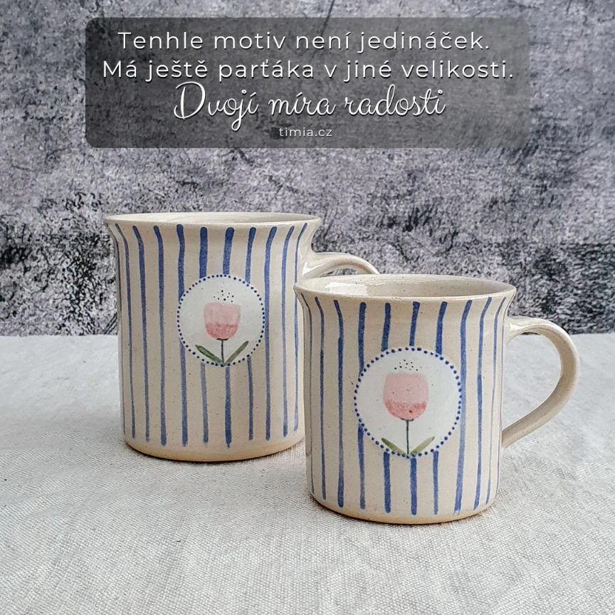 Malovaný keramický hrnek s květinou a s pruhy 350 ml