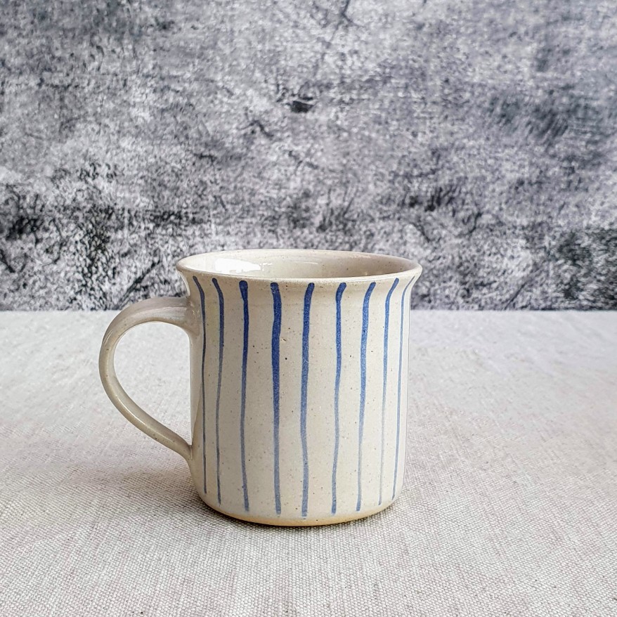 Malovaný keramický hrnek s květinou a s pruhy 200 ml