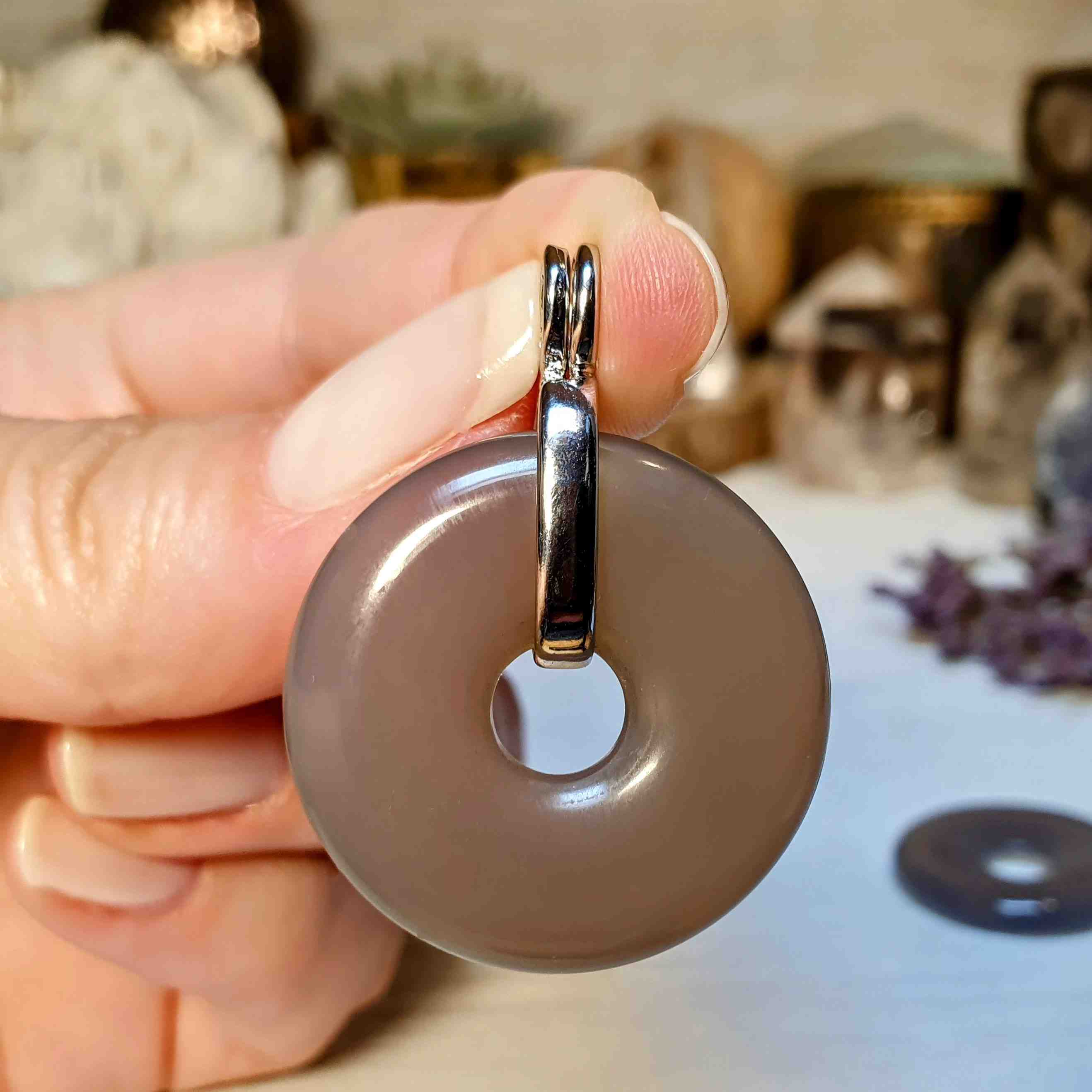 Úchyt neboli závěs na malý donut