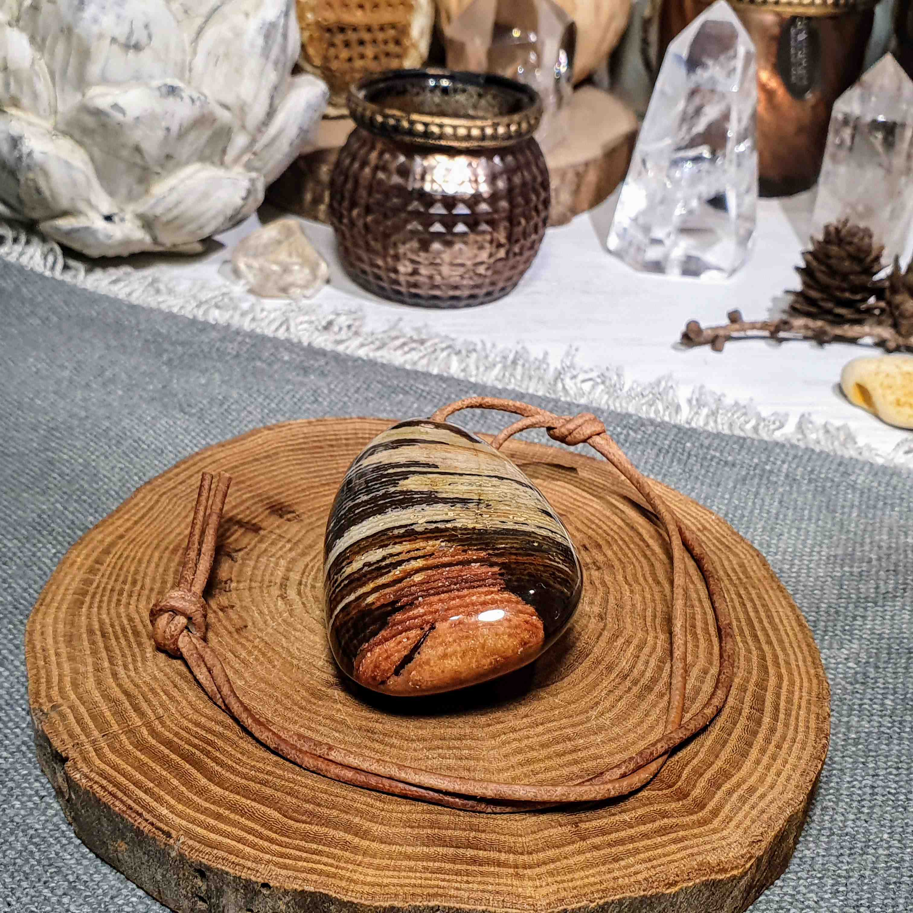 Jaspis zebra - velká vrtaná tromlovaná hmatka z Jihoafrické republiky D. 125 g 