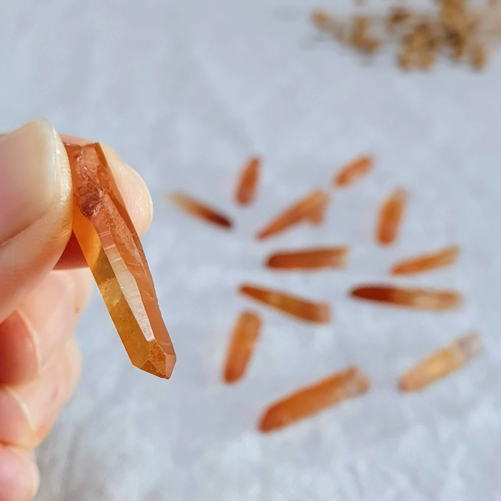 Tangerine krystaly - skupinka 13-cti unikátních výběrových surových mistrovských krystalů v extra kvalitě z Brazílie Y. 19 g ~ 12×Laser krystaly + 1×krystal delfín 