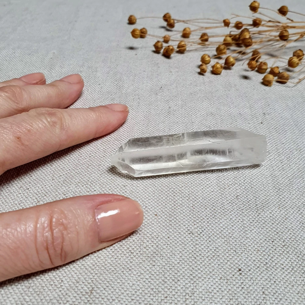 Křišťál - surový mistrovský krystal - hůlka se sametově matným povrchem ~ mimořádný kus v extra kvalitě z Brazílie K2. 33 g ~ Strážci záznamů + Katedrála 