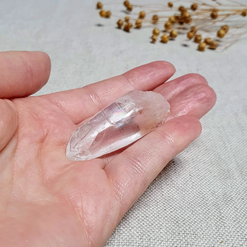 Křišťál - surový mistrovský krystal se sametově matným povrchem ~ mimořádný kus v extra kvalitě z Brazílie K5. 24 g ~ Katedrála světelná knihovna + inkluze hematitu + Duha